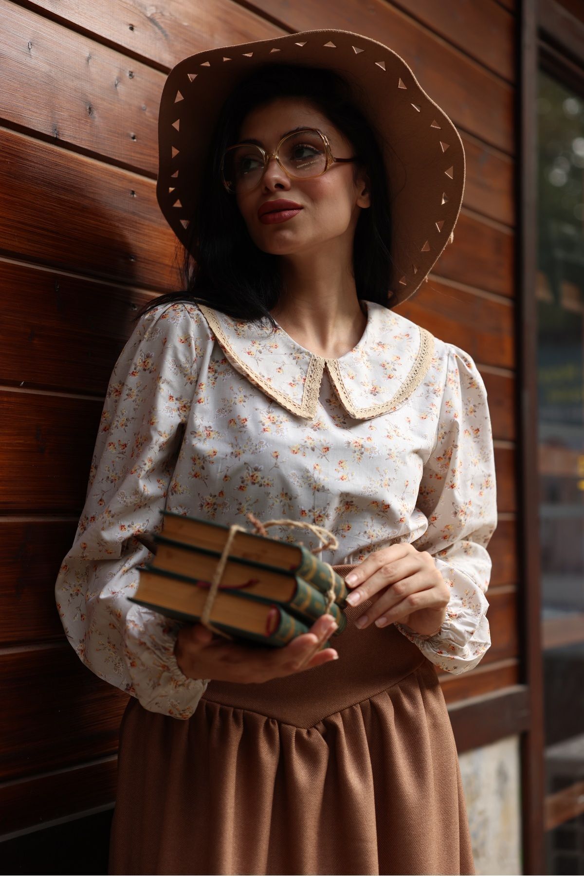 Vintage Krem-Kahve Çiçekli Bebe Yaka Dantelli Poplin Bluz