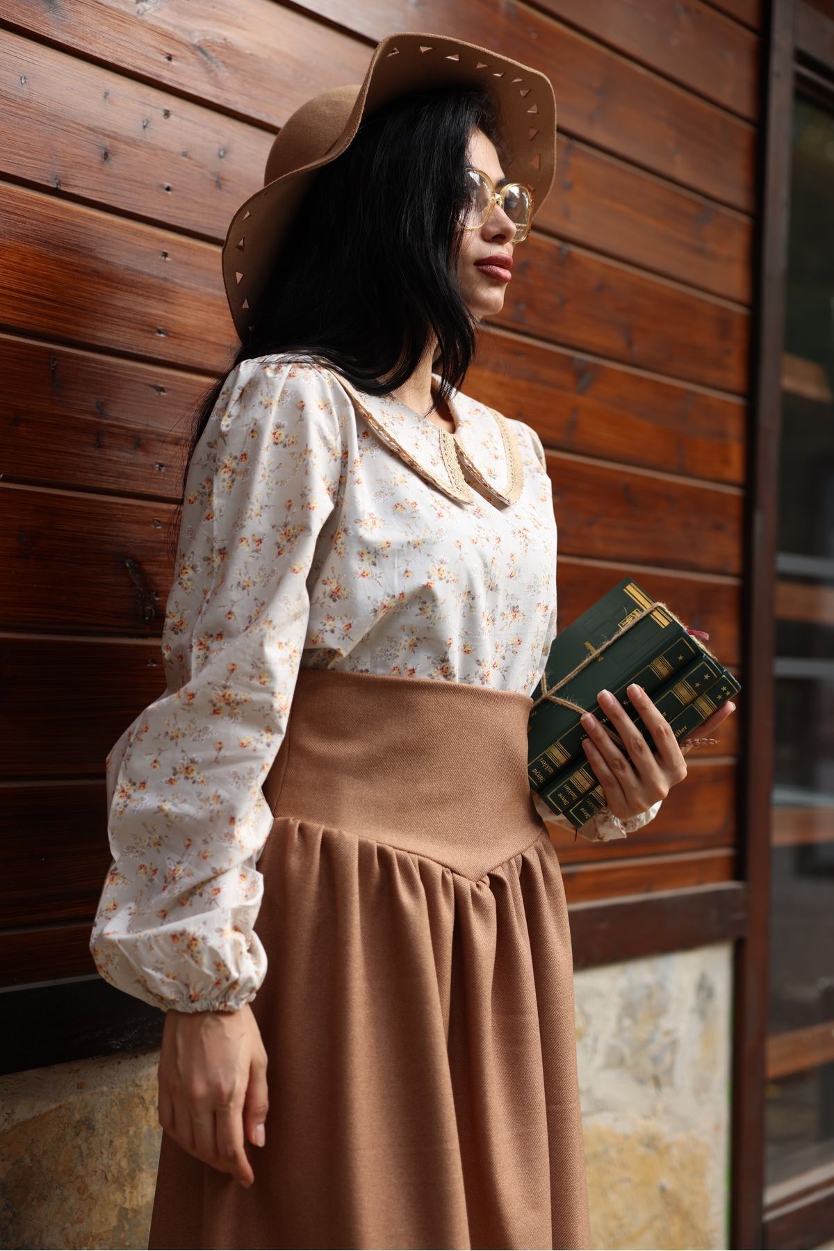 Vintage Krem-Kahve Çiçekli Bebe Yaka Dantelli Poplin Bluz