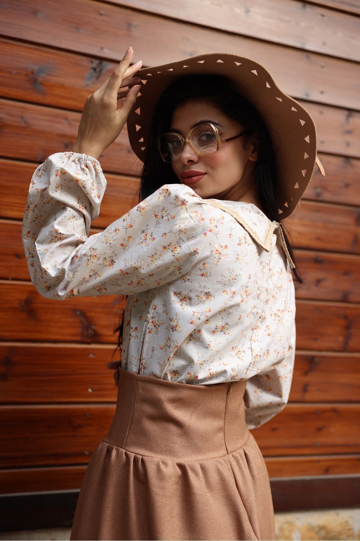 Vintage Krem-Kahve Çiçekli Bebe Yaka Dantelli Poplin Bluz