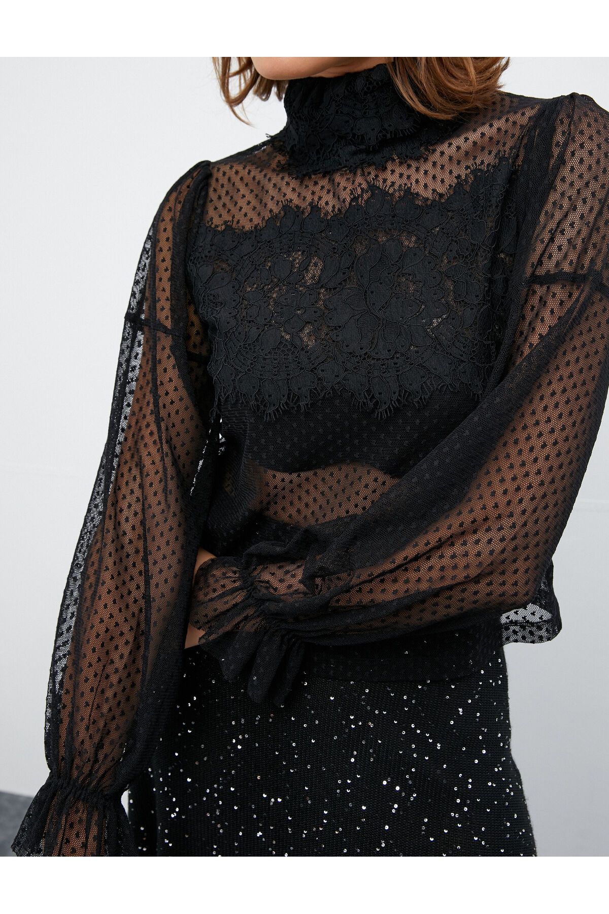 Melis Ağazat X Koton - Dik Yaka Dantelli Transparan Bluz Melis Ağazat X Koton - Dik Yaka Dantelli Transparan Bluz