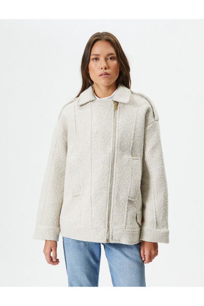 Tuba Ünsal X Koton - Oversize Peluş Mont Fermuarlı Kapaklı Cepli Tuba Ünsal X Koton - Oversize Peluş Mont Fermuarlı Kapaklı Cepli