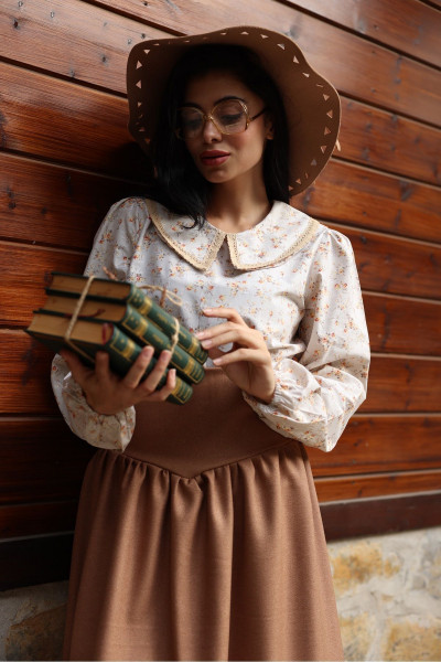 Vintage Krem-Kahve Çiçekli Bebe Yaka Dantelli Poplin Bluz Vintage Krem-Kahve Çiçekli Bebe Yaka Dantelli Poplin Bluz