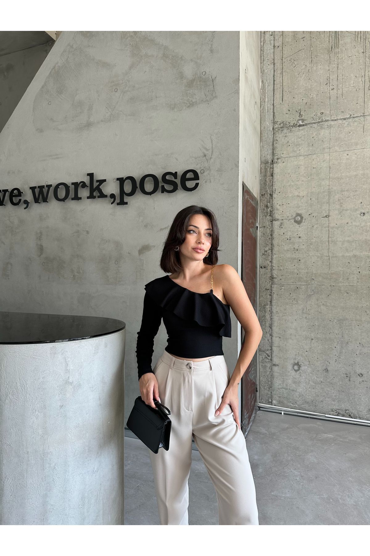 Önü Gipeli Tek Omuz Detaylı Uzun Kollu Bürümcük Bluz Siyah Önü Gipeli Tek Omuz Detaylı Uzun Kollu Bürümcük Bluz Siyah