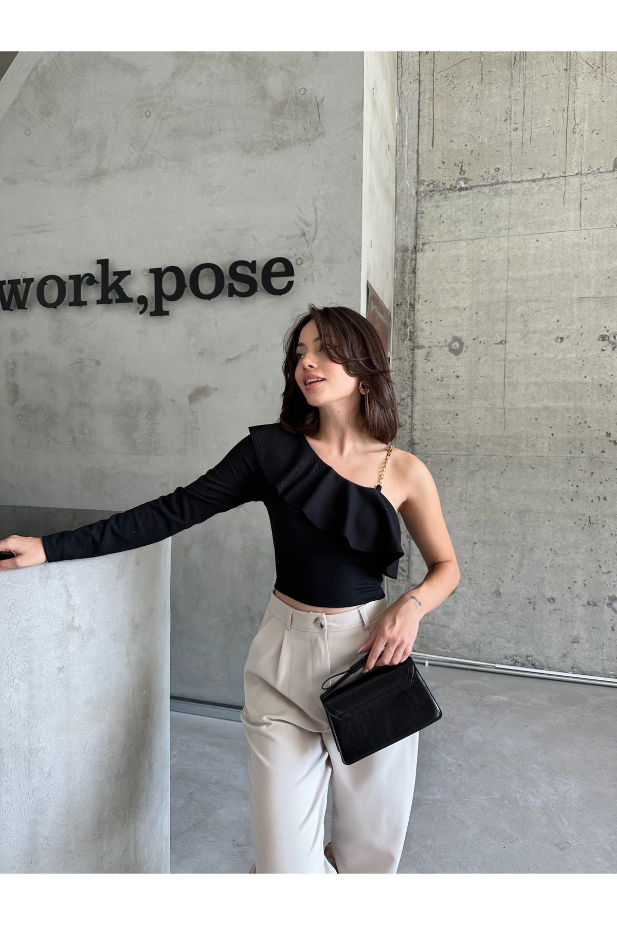 Önü Gipeli Tek Omuz Detaylı Uzun Kollu Bürümcük Bluz Siyah Önü Gipeli Tek Omuz Detaylı Uzun Kollu Bürümcük Bluz Siyah