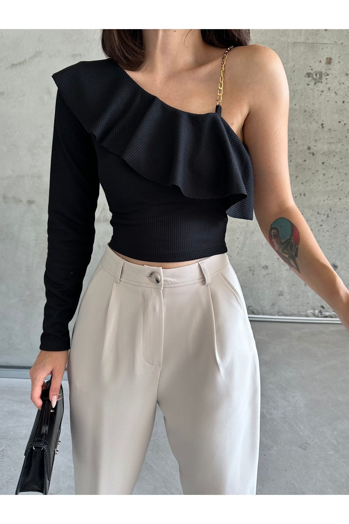 Önü Gipeli Tek Omuz Detaylı Uzun Kollu Bürümcük Bluz Siyah Önü Gipeli Tek Omuz Detaylı Uzun Kollu Bürümcük Bluz Siyah