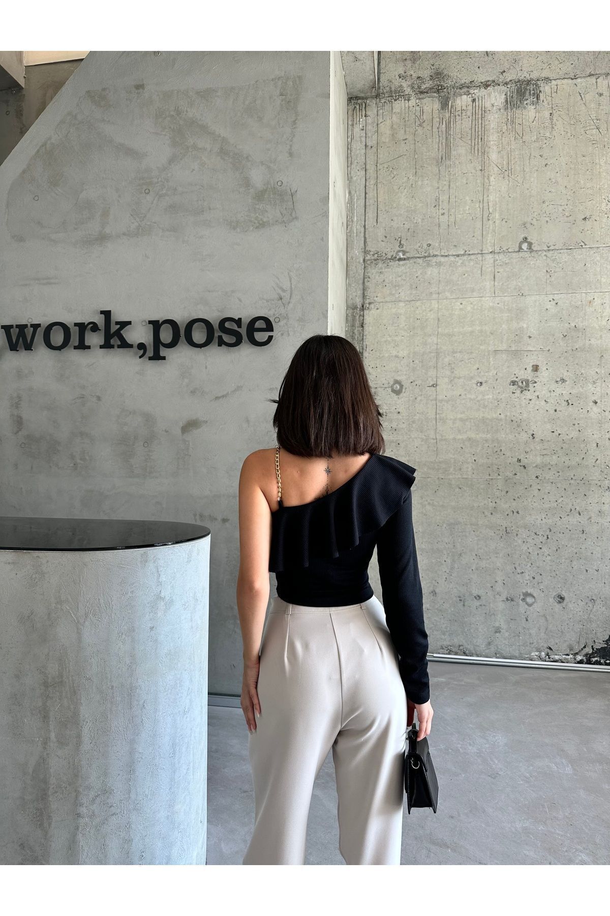 Önü Gipeli Tek Omuz Detaylı Uzun Kollu Bürümcük Bluz Siyah Önü Gipeli Tek Omuz Detaylı Uzun Kollu Bürümcük Bluz Siyah