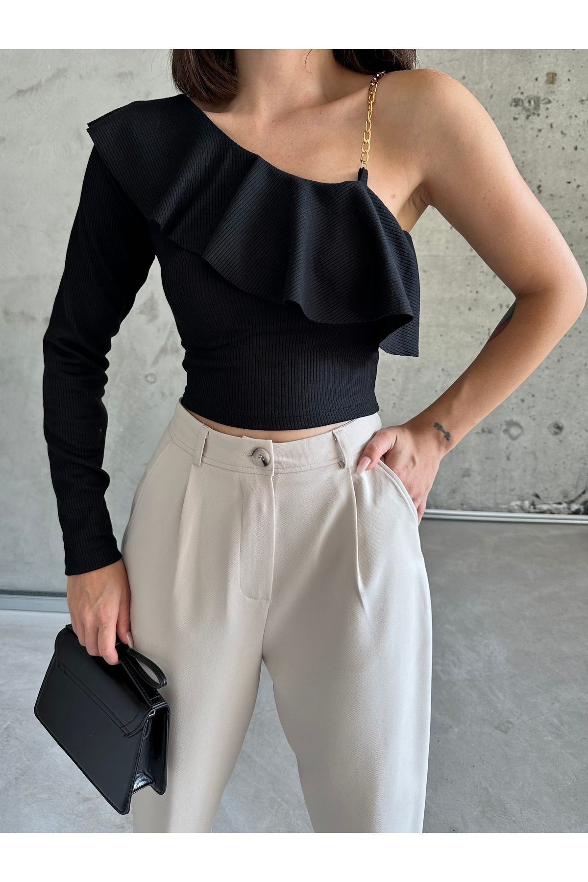 Önü Gipeli Tek Omuz Detaylı Uzun Kollu Bürümcük Bluz Siyah Önü Gipeli Tek Omuz Detaylı Uzun Kollu Bürümcük Bluz Siyah