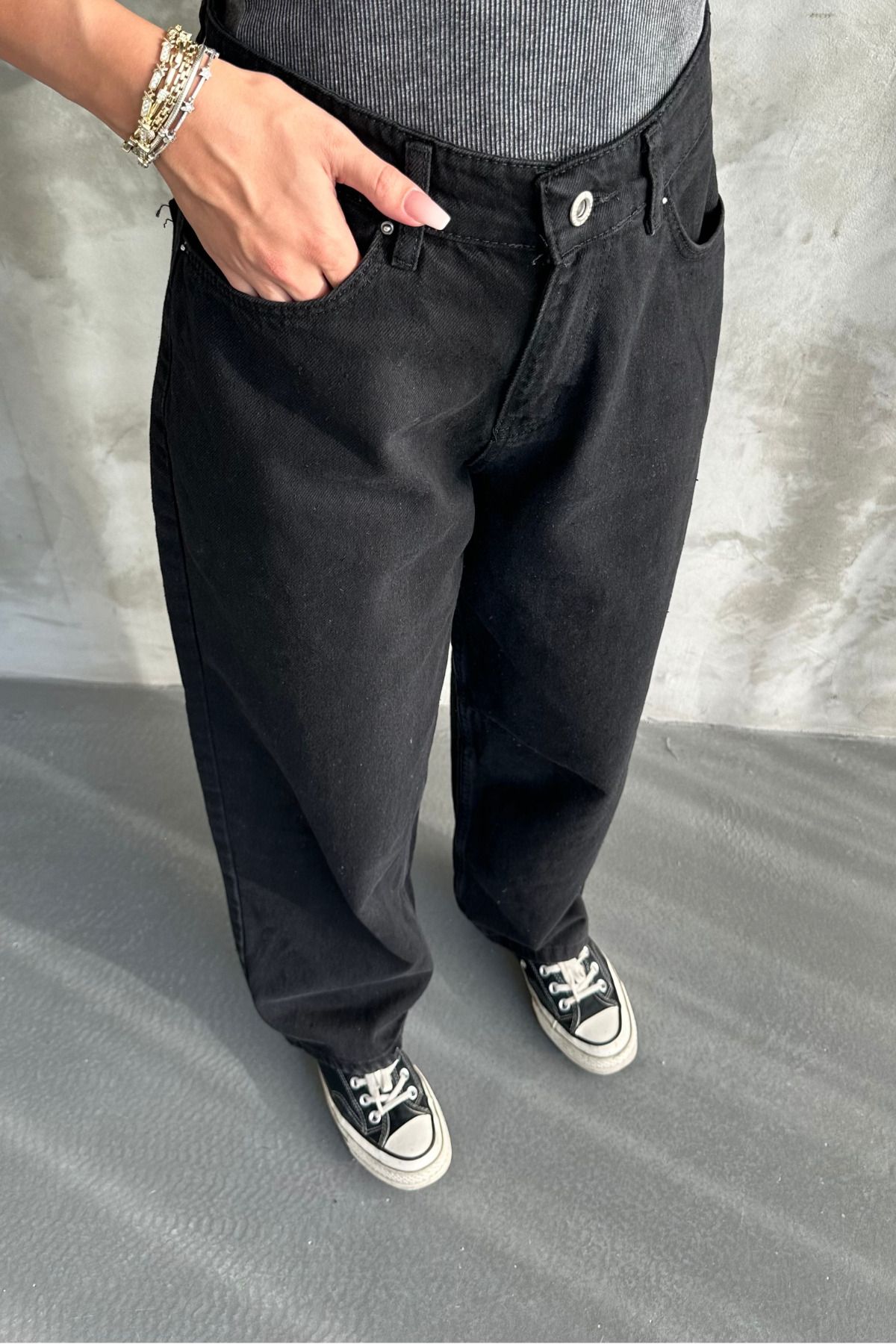 Toka Detaylı Bol Kesim Geniş Paça Rahat Baggy Jean Pantolon Toka Detaylı Bol Kesim Geniş Paça Rahat Baggy Jean Pantolon