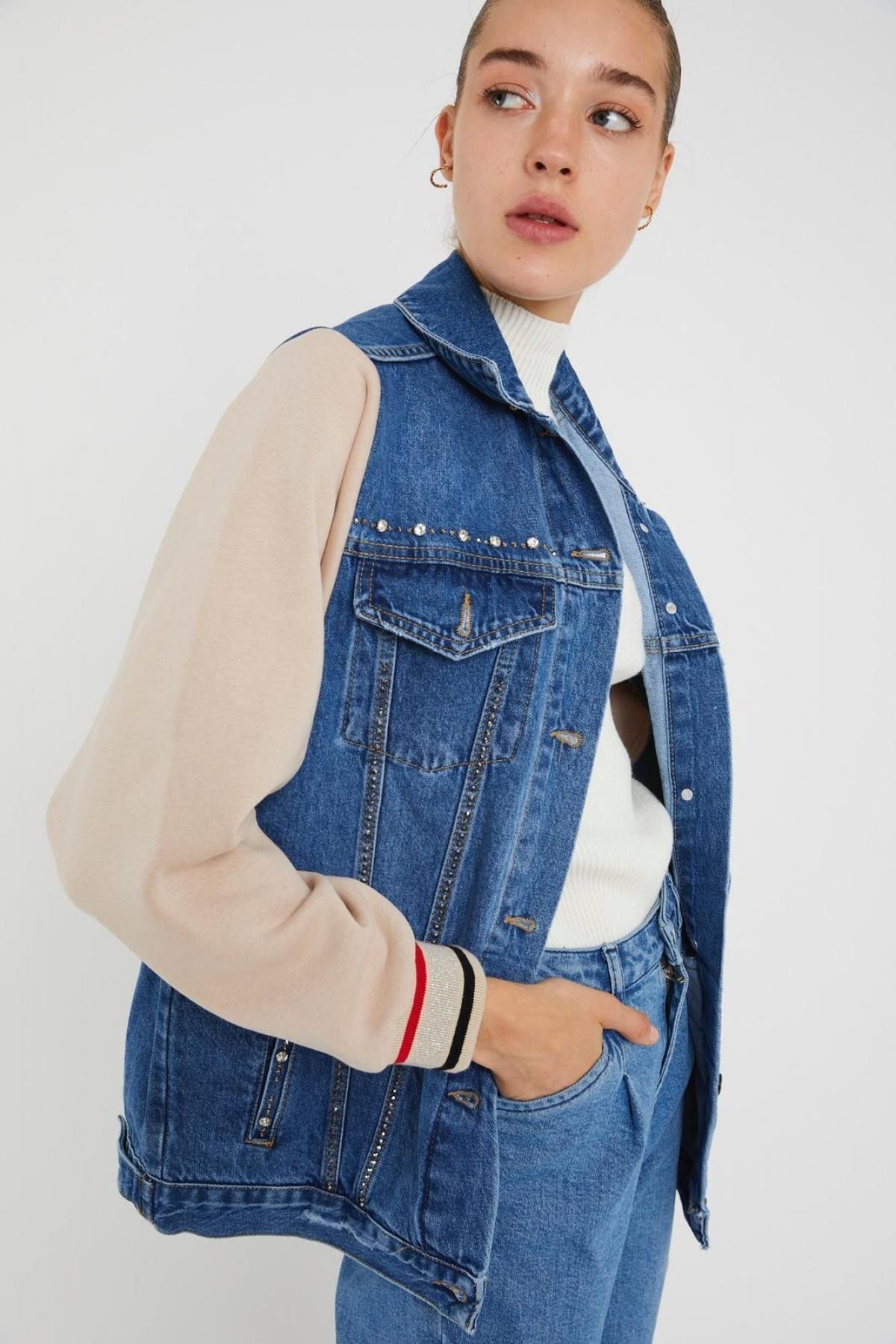 Kadın Taş Işlemeli Kolu Penye Kot Mont Bej