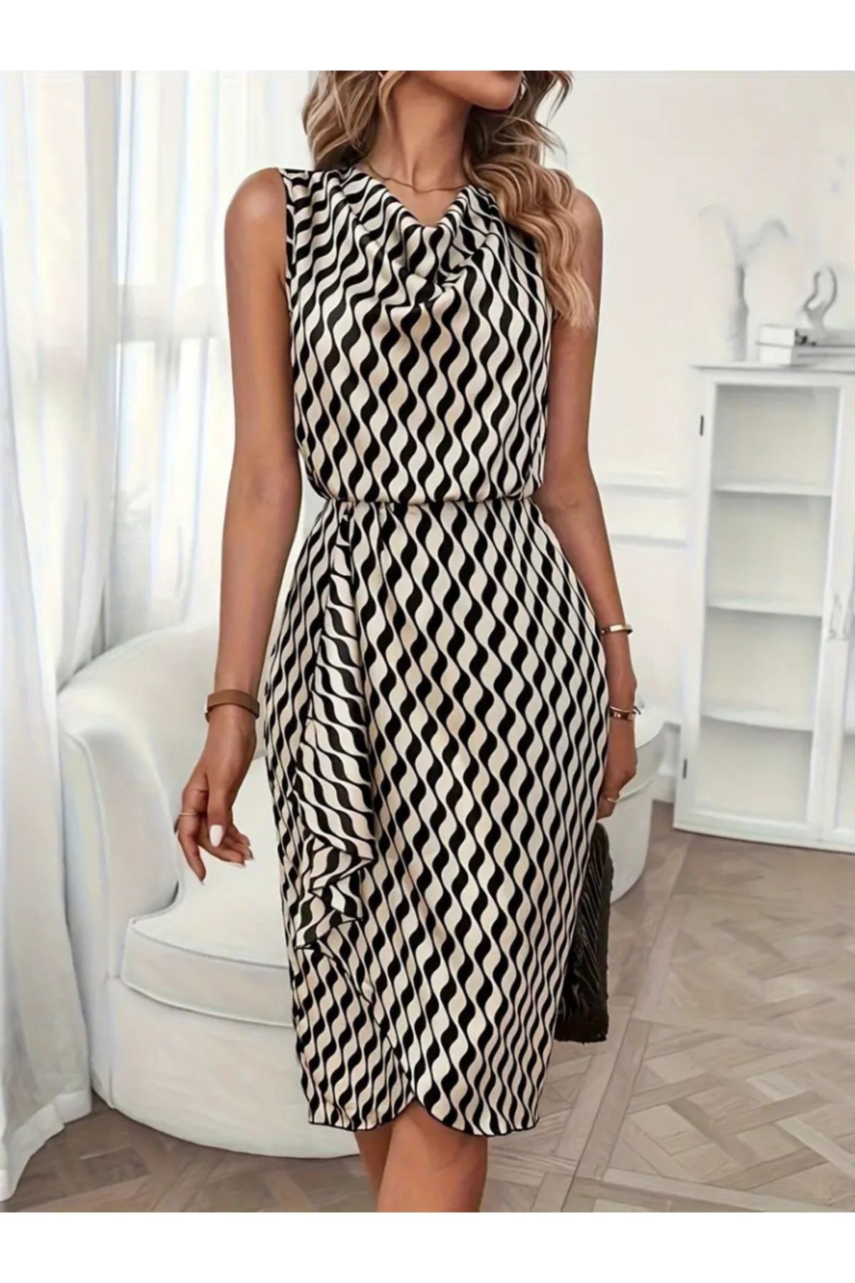 Yeni Sezon Kadın Degaje Yaka Önden Çapraz Detay Saten Midi Elbise Yeni Sezon Kadın Degaje Yaka Önden Çapraz Detay Saten Midi Elbise