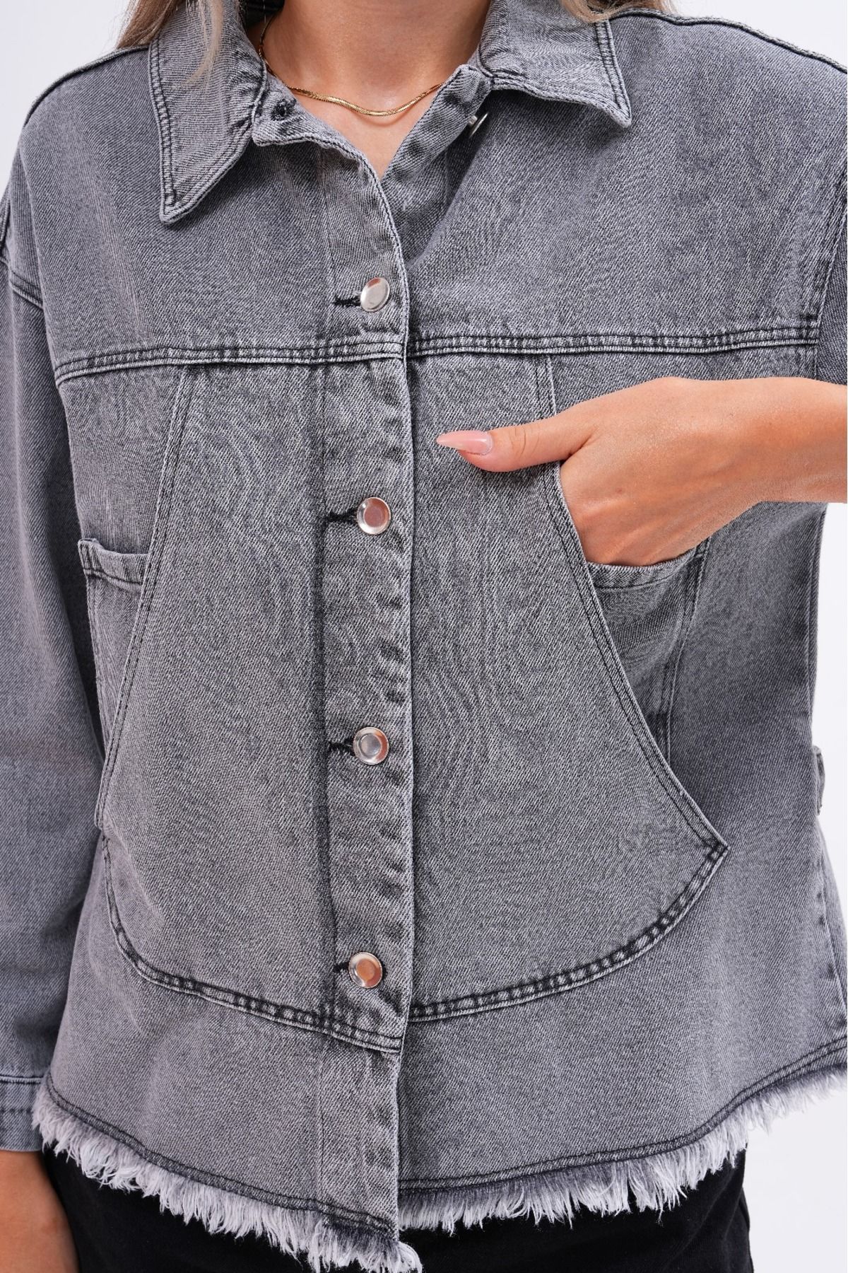 Püsküllü Arka Düğme Detaylı Ceket Püsküllü Arka Düğme Detaylı Ceket