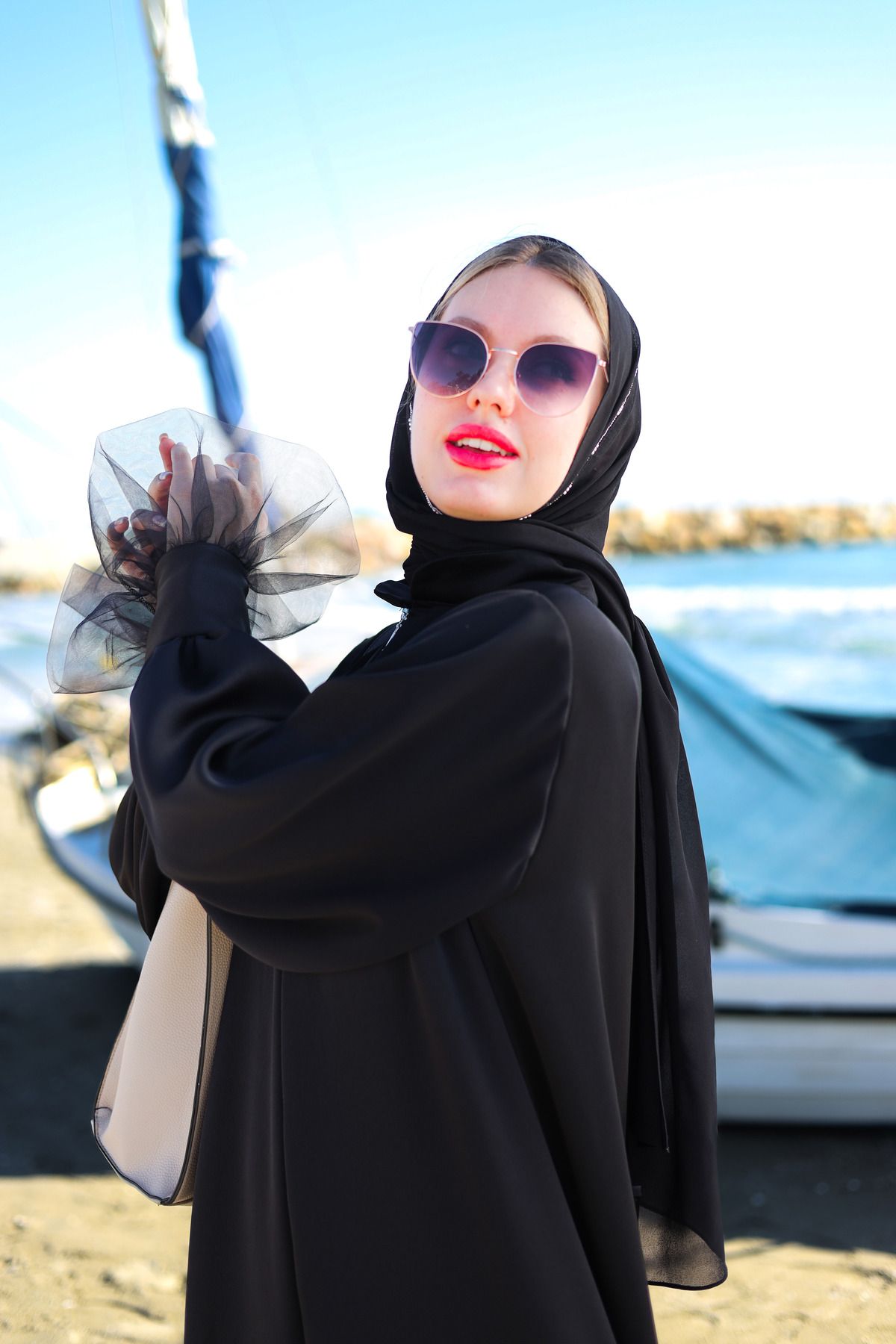 Siyah Renk Şık Abaya Takım - Abaya, Elbise, Kemer ve Şal Seti Siyah Renk Şık Abaya Takım - Abaya, Elbise, Kemer ve Şal Seti
