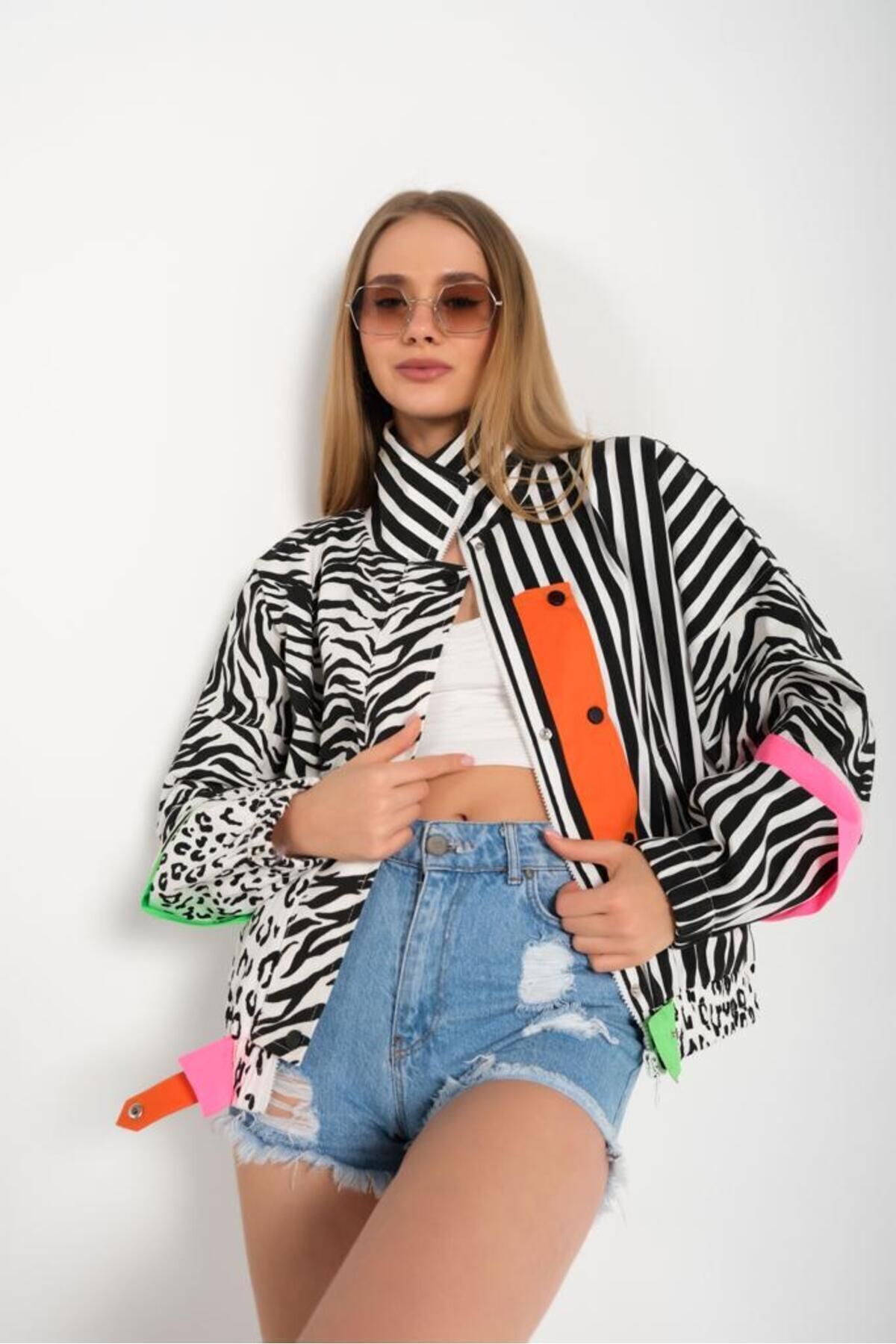Kadın ZEBRA Desenli Kot Ceket RENKARENK FARK YARATIR Kadın ZEBRA Desenli Kot Ceket RENKARENK FARK YARATIR