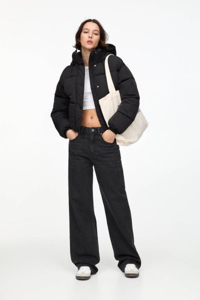 Kısa kapüşonlu şişme mont Kısa kapüşonlu şişme mont