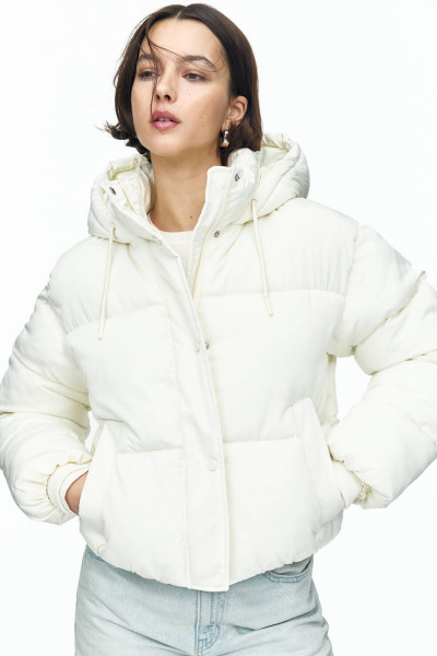 Kısa kapüşonlu şişme mont Kısa kapüşonlu şişme mont