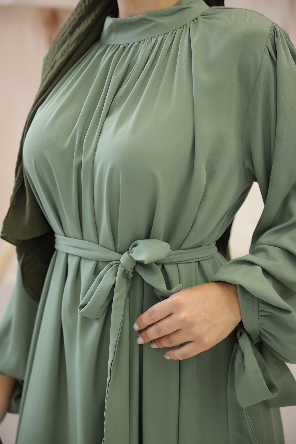 Kadın Tesettür Yakası Büzgülü Kolu Kurdelalı Elbise Kadın Tesettür Yakası Büzgülü Kolu Kurdelalı Elbise