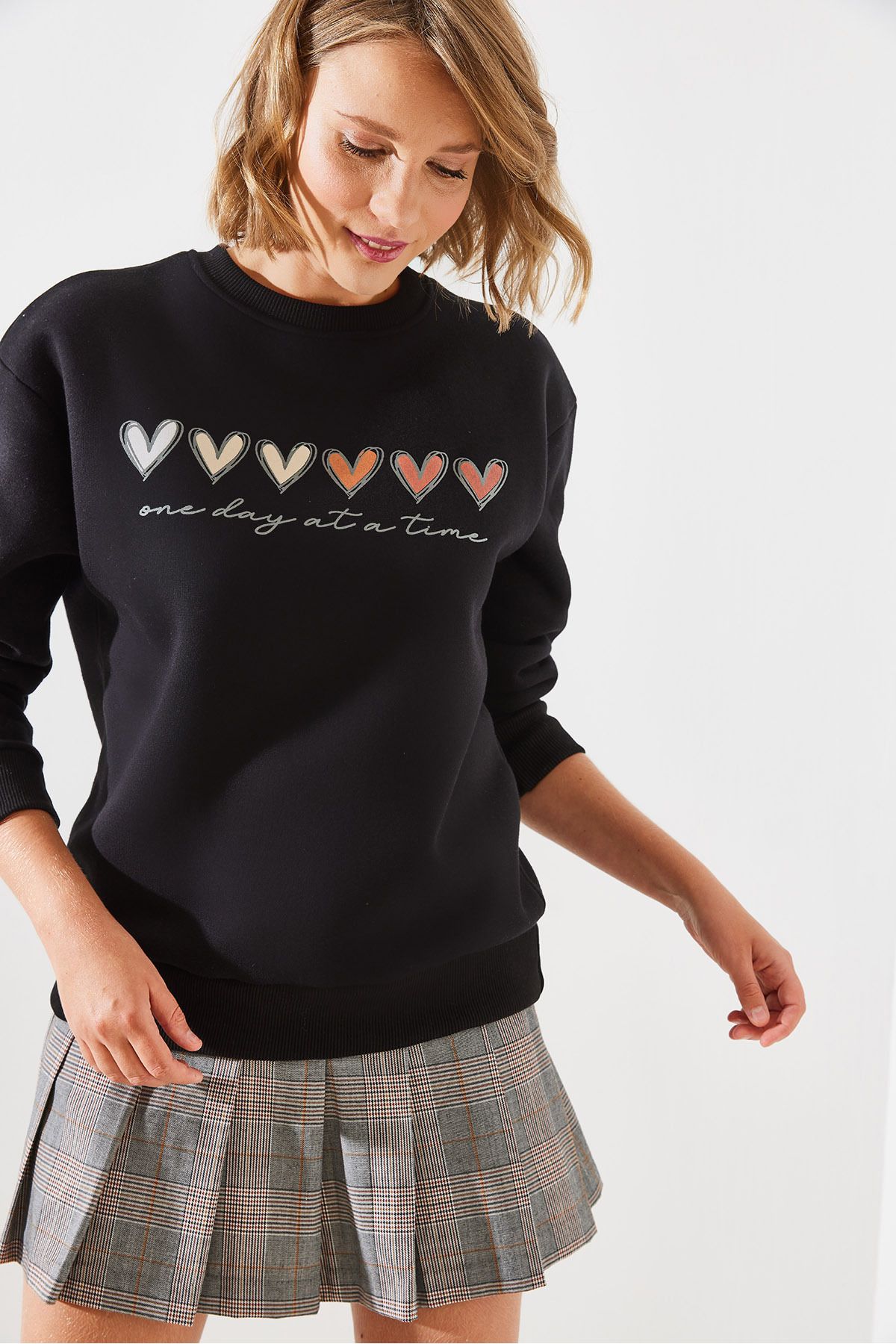 Kadın Üç İplik Şardonlu Renkli Kalp Baskılı Sweatshirt MBHS007 60601007 Kadın Üç İplik Şardonlu Renkli Kalp Baskılı Sweatshirt MBHS007 60601007