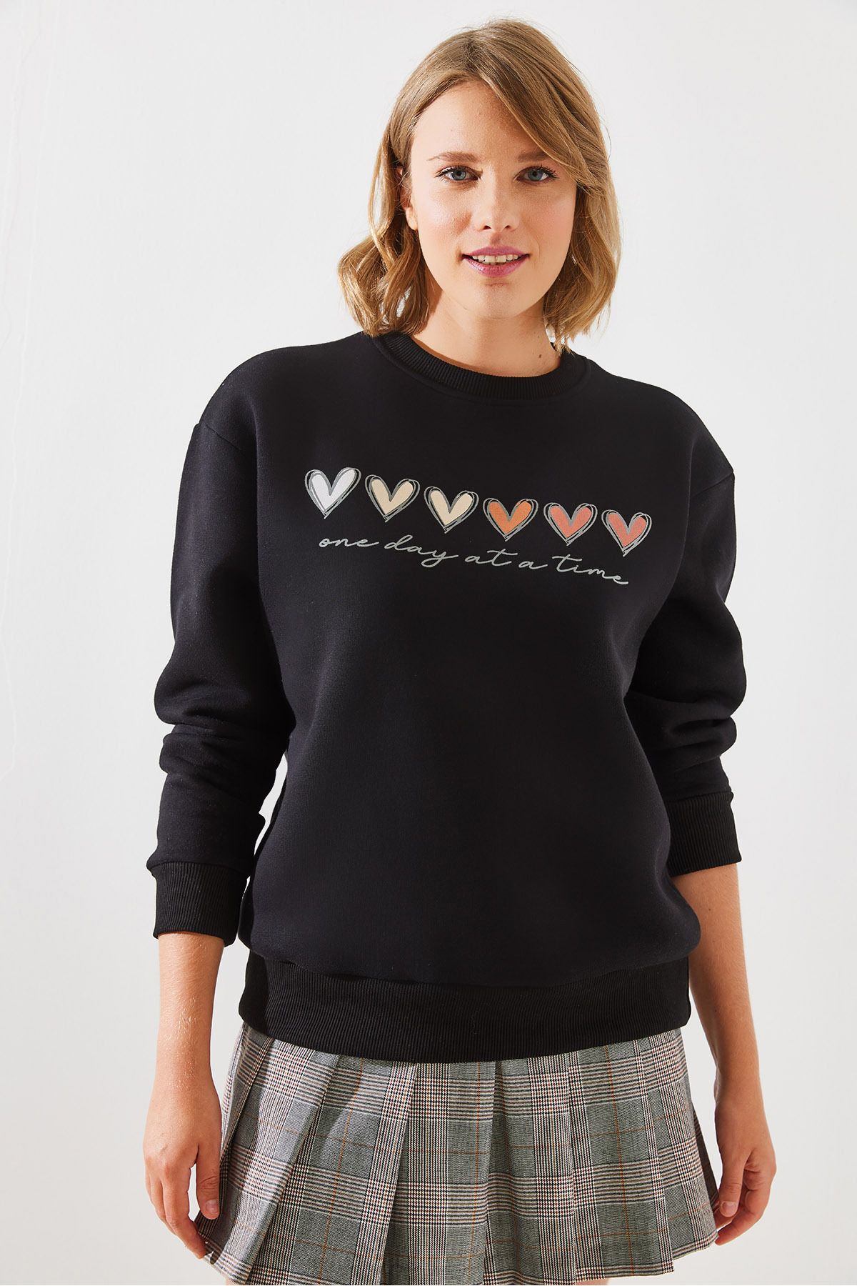 Kadın Üç İplik Şardonlu Renkli Kalp Baskılı Sweatshirt MBHS007 60601007 Kadın Üç İplik Şardonlu Renkli Kalp Baskılı Sweatshirt MBHS007 60601007
