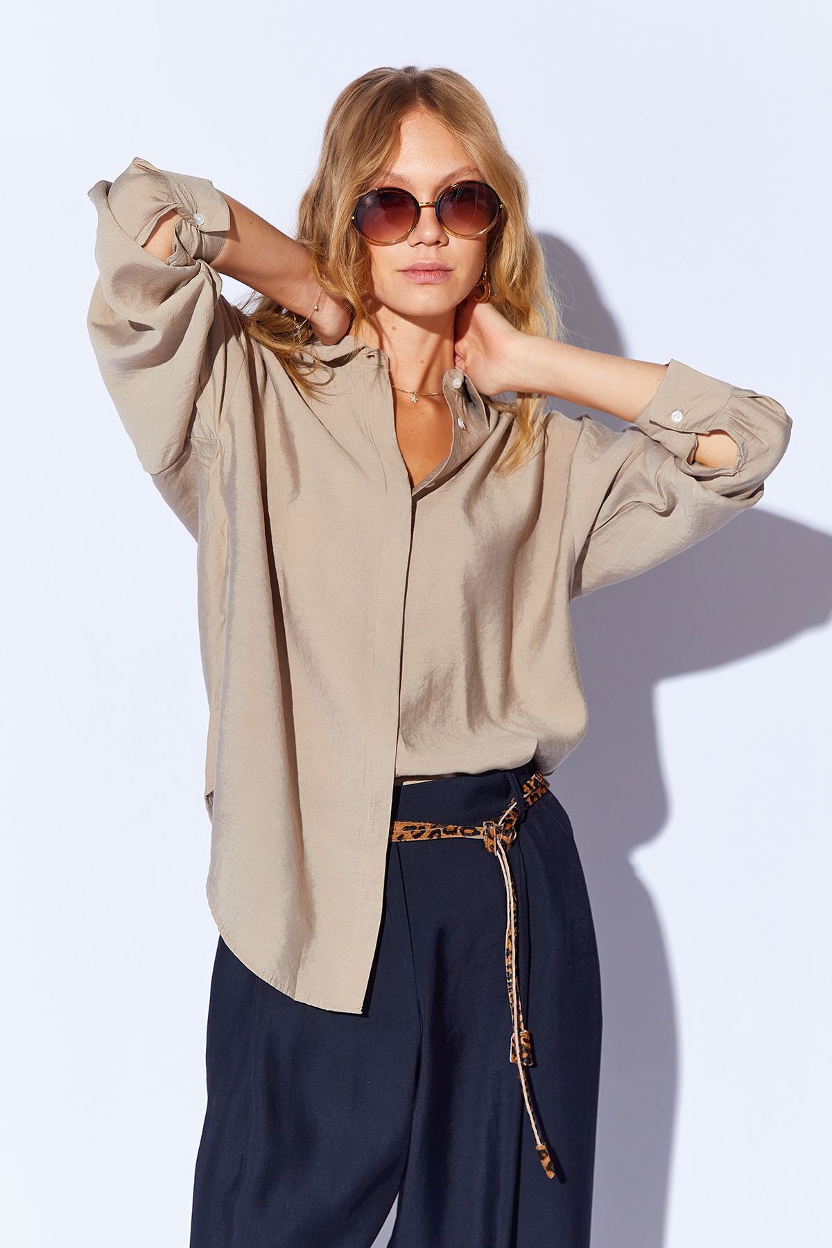 Toprak Modal Soft Dokulu Yumuşak Gizli Pat Detaylı Oversize Kadın Gömlek | Mks168262-01 Toprak Modal Soft Dokulu Yumuşak Gizli Pat Detaylı Oversize Kadın Gömlek | Mks168262-01