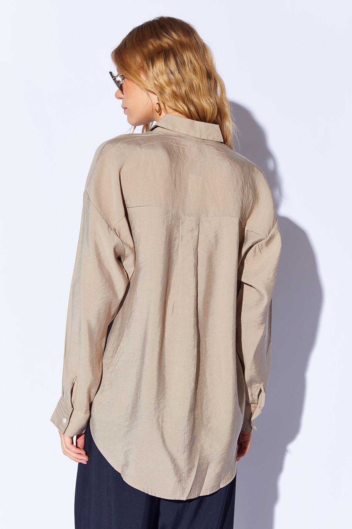 Toprak Modal Soft Dokulu Yumuşak Gizli Pat Detaylı Oversize Kadın Gömlek | Mks168262-01 Toprak Modal Soft Dokulu Yumuşak Gizli Pat Detaylı Oversize Kadın Gömlek | Mks168262-01
