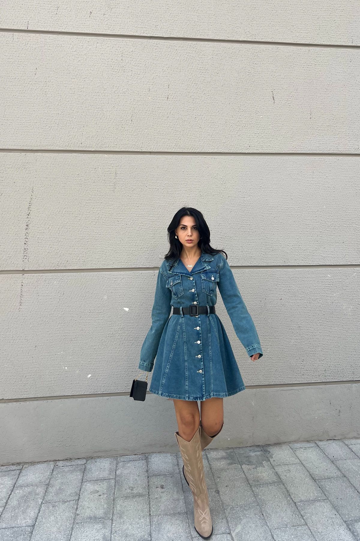 Mavi Tasarım Kemerli Düğmeli Kısa Denim Elbise Mavi Tasarım Kemerli Düğmeli Kısa Denim Elbise