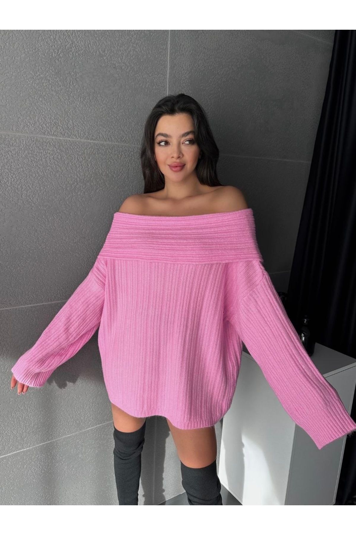 Pembe Kadin Omuzları Açık Oversize Triko Kazak Pembe Kadin Omuzları Açık Oversize Triko Kazak