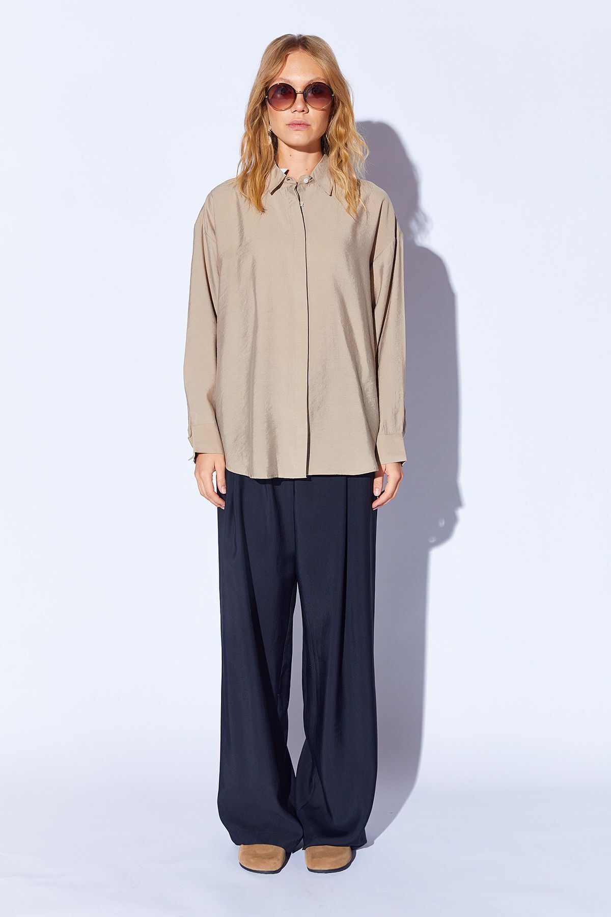 Toprak Modal Soft Dokulu Yumuşak Gizli Pat Detaylı Oversize Kadın Gömlek | Mks168262-01 Toprak Modal Soft Dokulu Yumuşak Gizli Pat Detaylı Oversize Kadın Gömlek | Mks168262-01