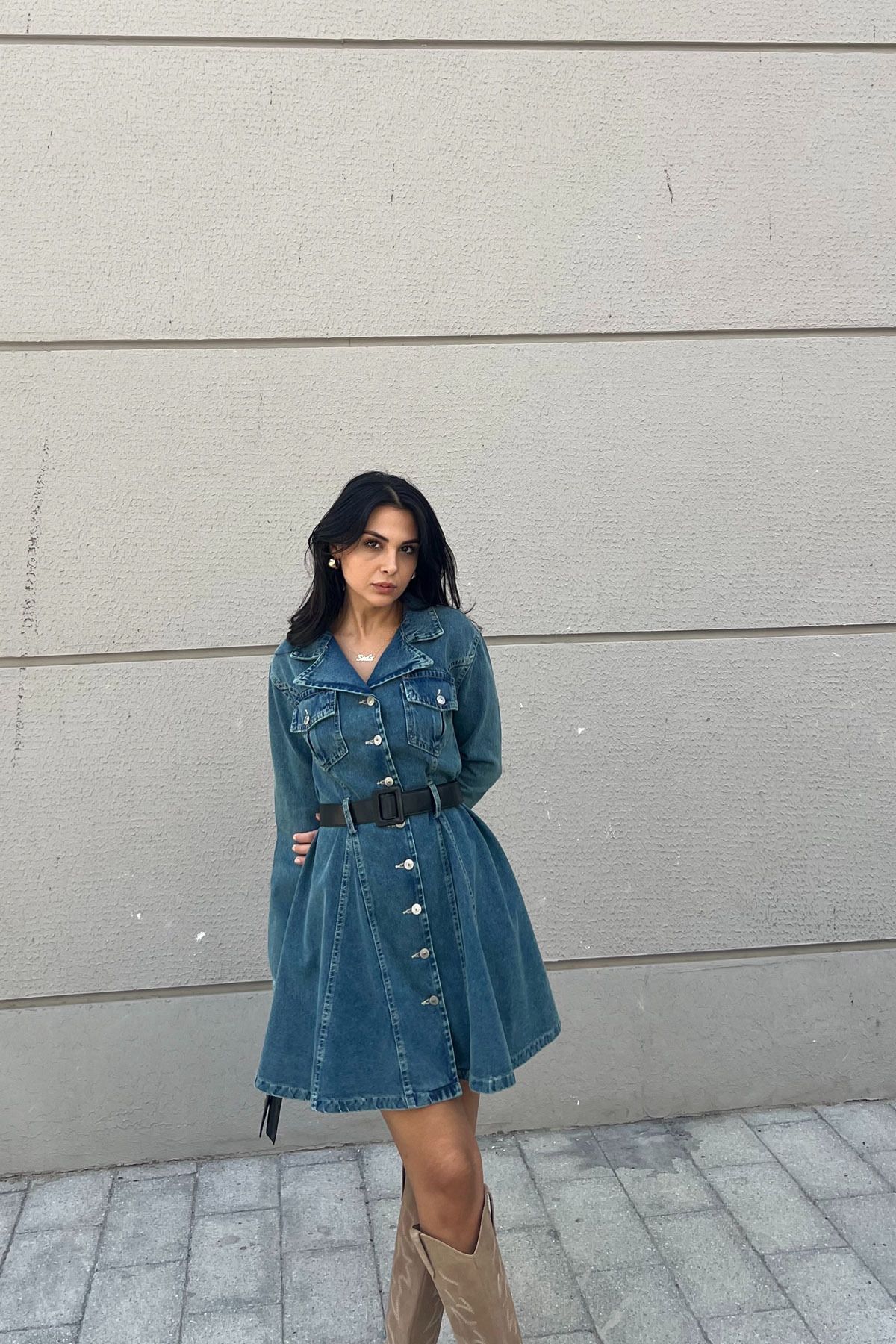 Mavi Tasarım Kemerli Düğmeli Kısa Denim Elbise Mavi Tasarım Kemerli Düğmeli Kısa Denim Elbise