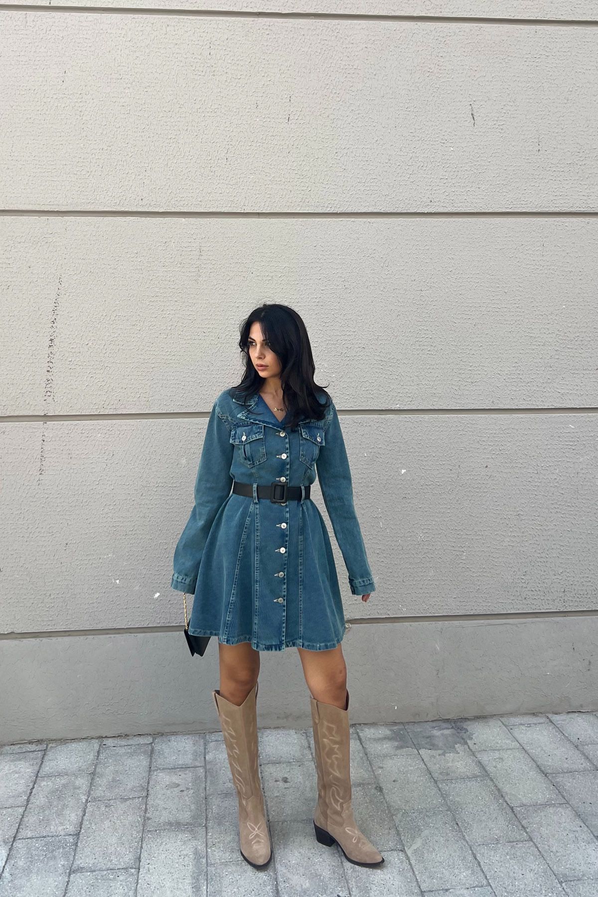 Mavi Tasarım Kemerli Düğmeli Kısa Denim Elbise Mavi Tasarım Kemerli Düğmeli Kısa Denim Elbise
