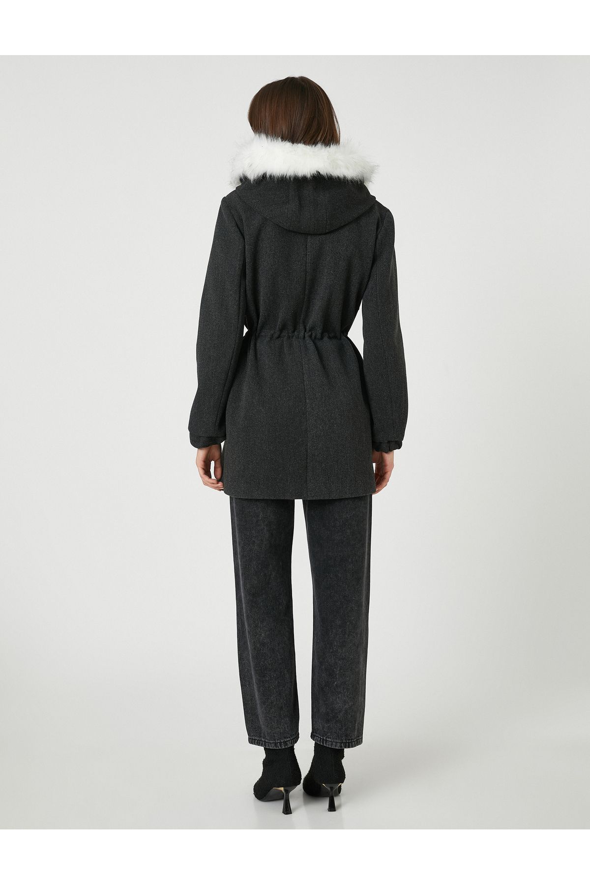 Kapüşonlu Mont Peluş Detaylı Beli Bağlamalı Kapüşonlu Mont Peluş Detaylı Beli Bağlamalı