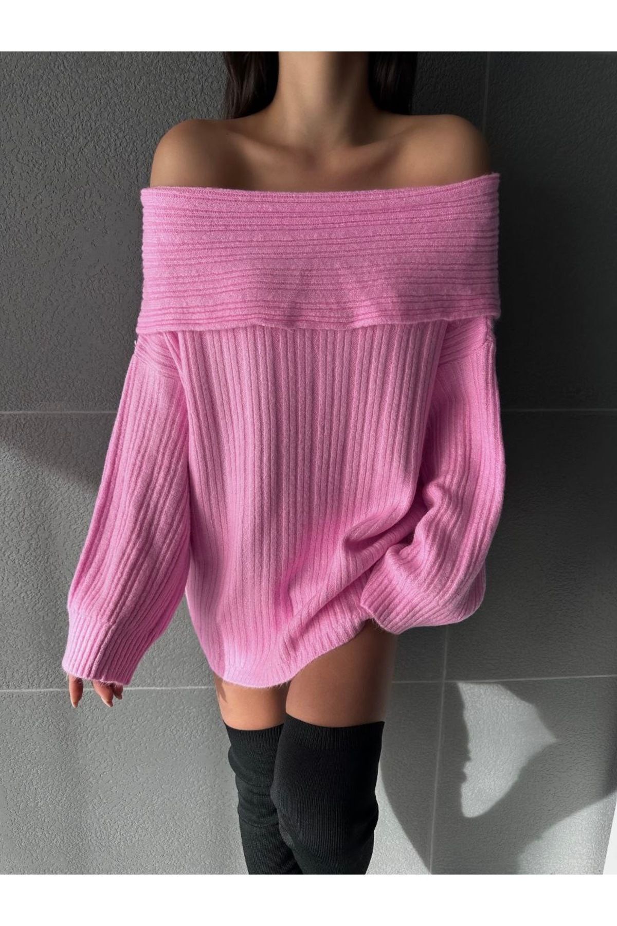 Pembe Kadin Omuzları Açık Oversize Triko Kazak Pembe Kadin Omuzları Açık Oversize Triko Kazak