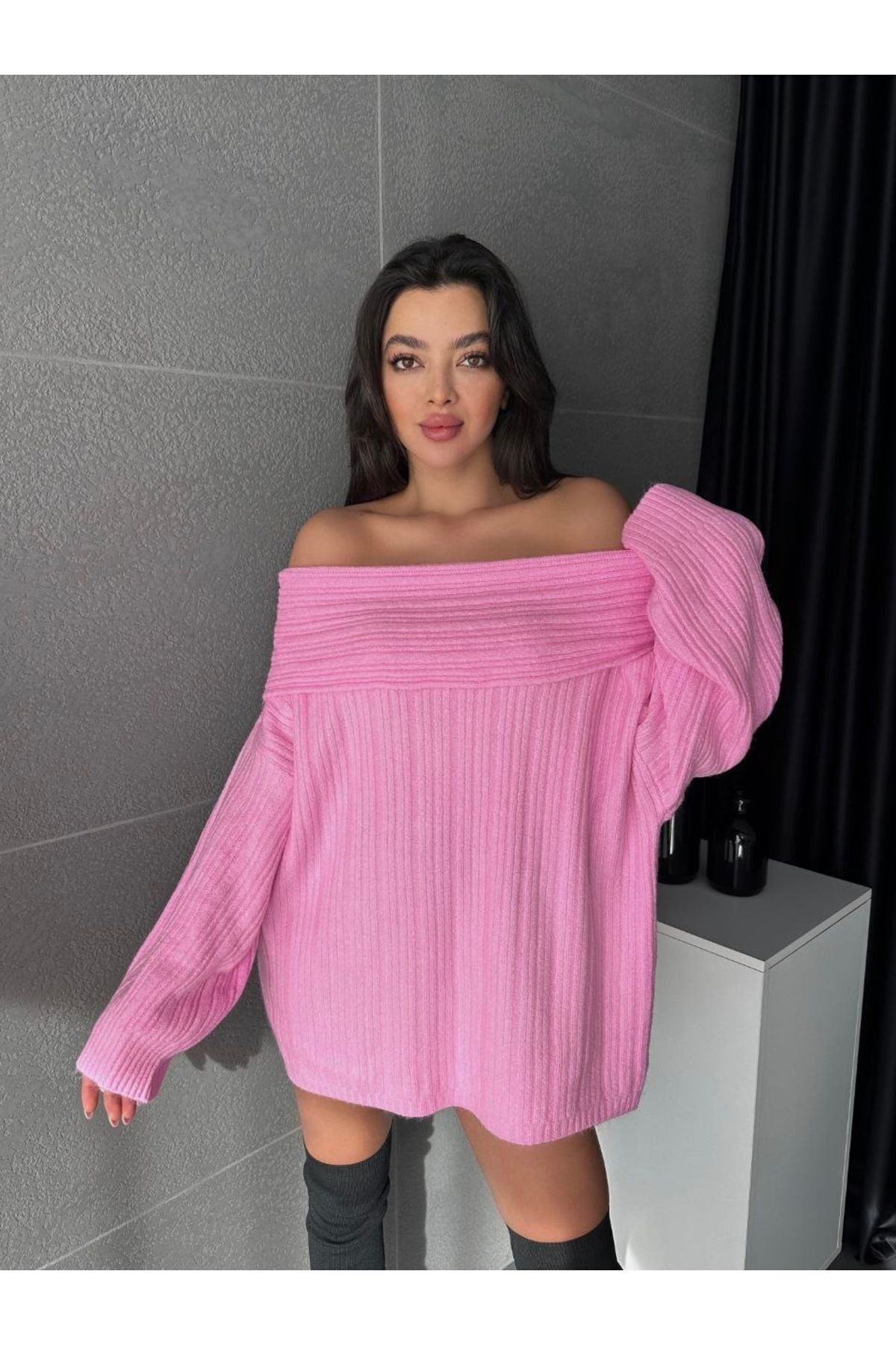 Pembe Kadin Omuzları Açık Oversize Triko Kazak Pembe Kadin Omuzları Açık Oversize Triko Kazak