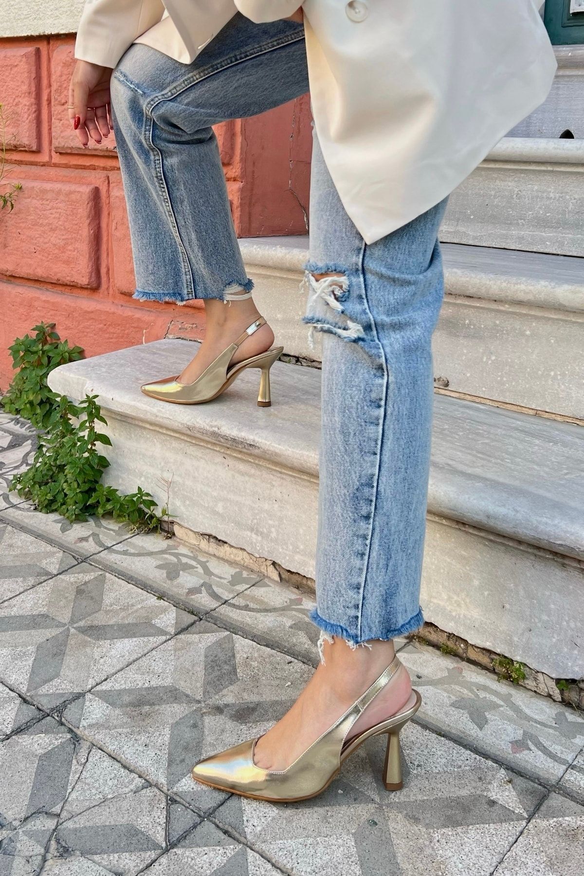Spark Metalik Cilt Gold Dore Altın Sarı Sivri Burun Arka Açık Stiletto Abiye Topuklu Kadın Ayakkabı Spark Metalik Cilt Gold Dore Altın Sarı Sivri Burun Arka Açık Stiletto Abiye Topuklu Kadın Ayakkabı