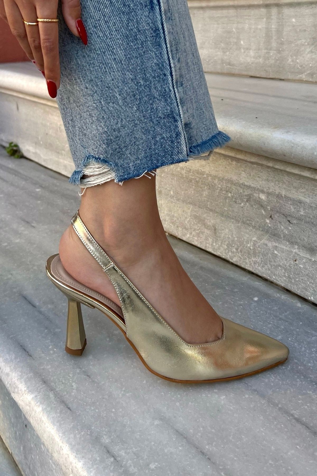 Spark Metalik Cilt Gold Dore Altın Sarı Sivri Burun Arka Açık Stiletto Abiye Topuklu Kadın Ayakkabı Spark Metalik Cilt Gold Dore Altın Sarı Sivri Burun Arka Açık Stiletto Abiye Topuklu Kadın Ayakkabı