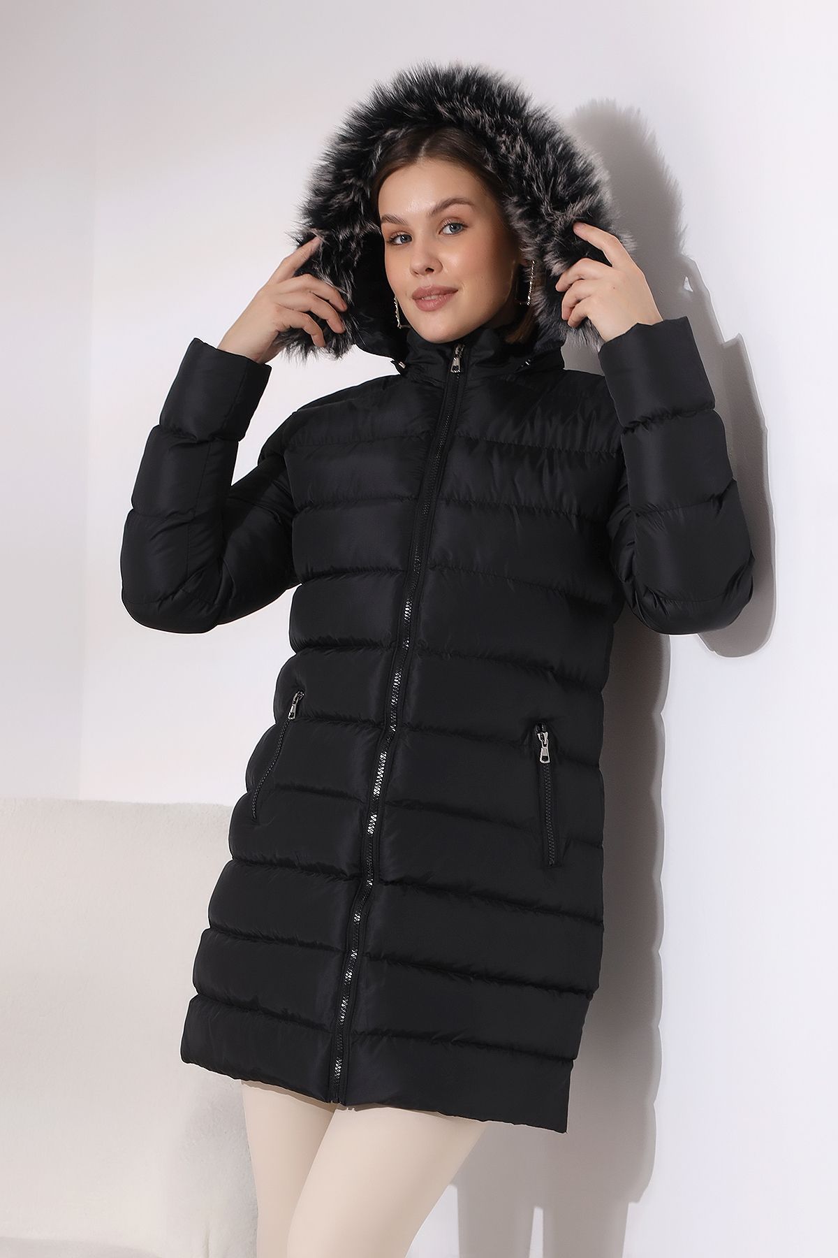 SİYAH RENK KAPİŞONLU FERMUARLI MİCRO JEL DOLUMLU PELUŞLU SU VE RÜZGAR GECİRMEZ MONT SİYAH RENK KAPİŞONLU FERMUARLI MİCRO JEL DOLUMLU PELUŞLU SU VE RÜZGAR GECİRMEZ MONT