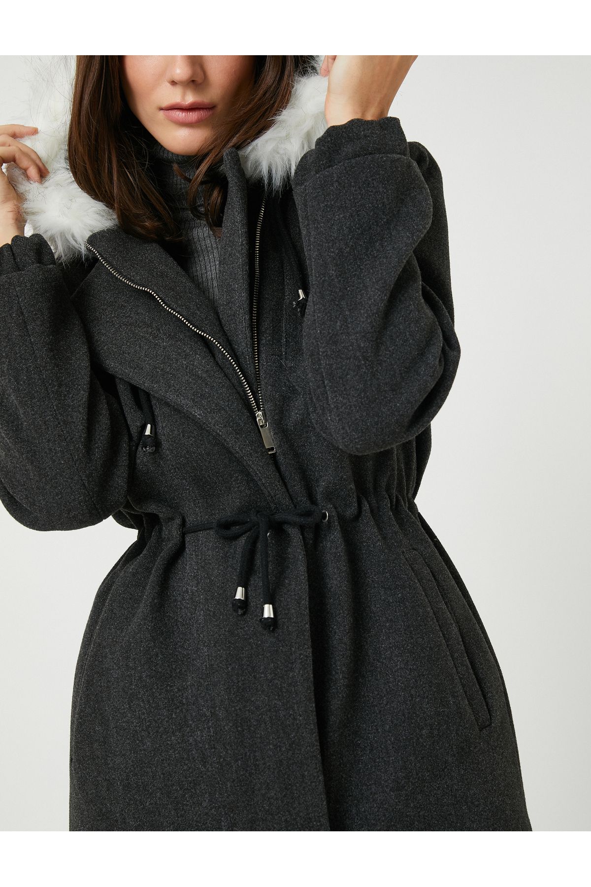 Kapüşonlu Mont Peluş Detaylı Beli Bağlamalı Kapüşonlu Mont Peluş Detaylı Beli Bağlamalı