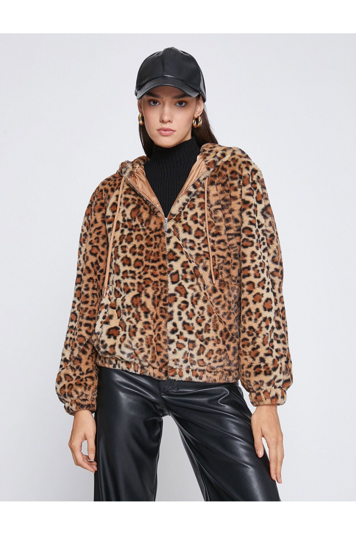 Leopar Desenli Peluş Ceket Kapüşonlu Leopar Desenli Peluş Ceket Kapüşonlu
