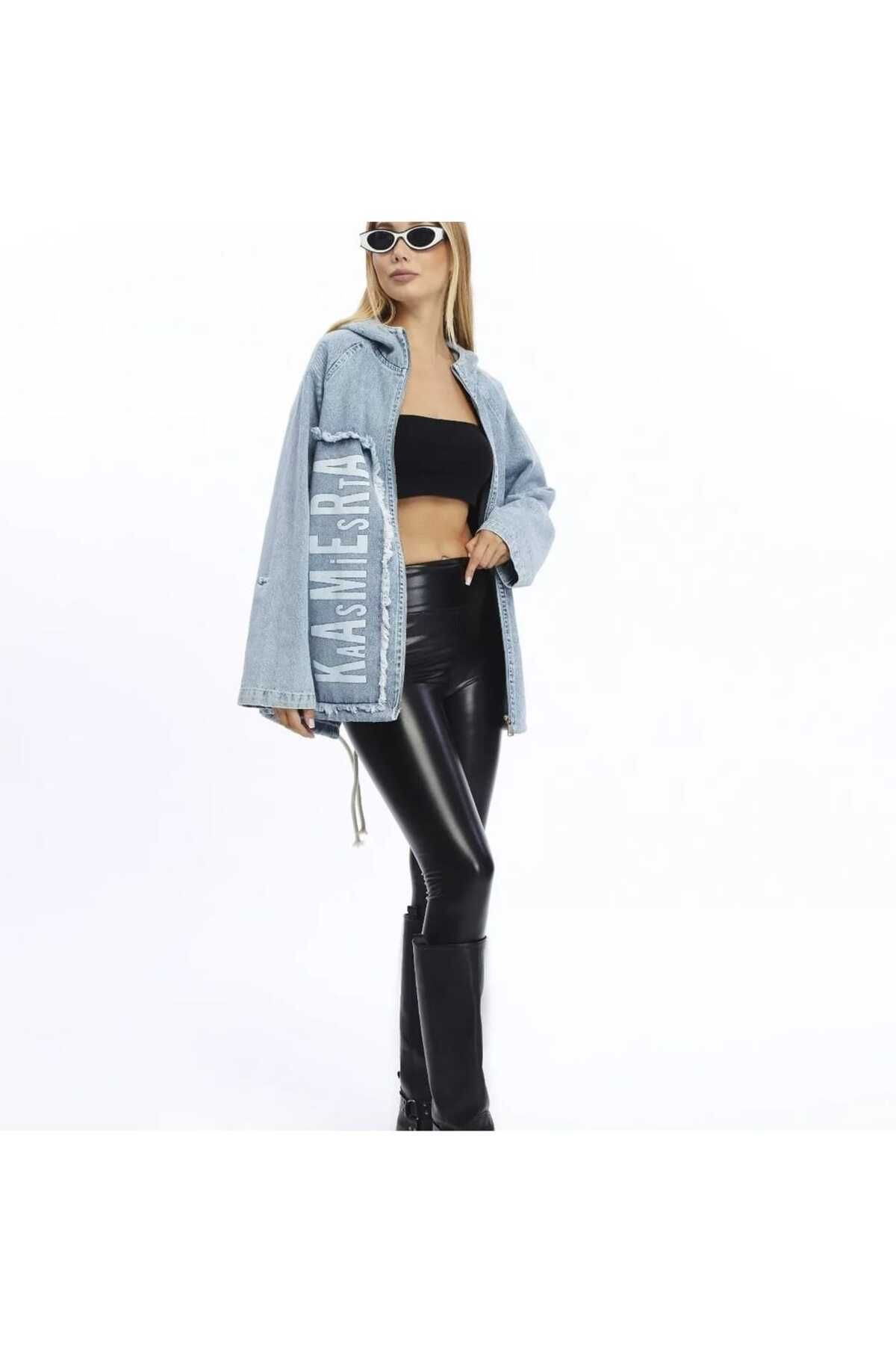 Yazı Detaylı Kapüşonlu Rahat Kesim Denim Ceket Yazı Detaylı Kapüşonlu Rahat Kesim Denim Ceket