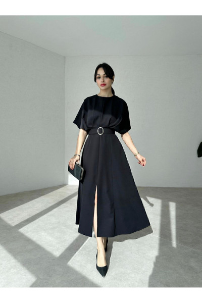 Siyah Kemer Detaylı Yuvarlak Yaka Piliseli Midi Elbise Siyah Kemer Detaylı Yuvarlak Yaka Piliseli Midi Elbise