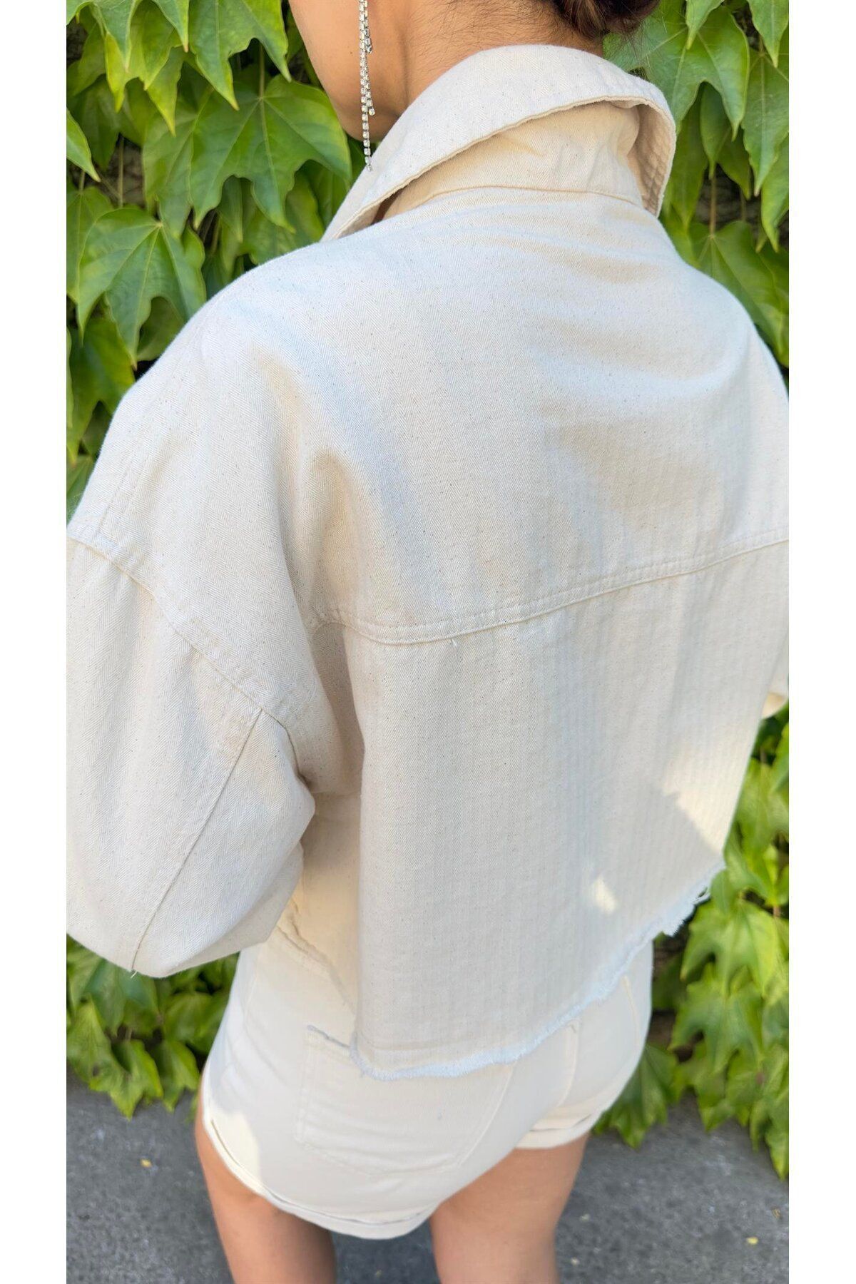TAŞLI EKRU CROP GABARDİN CEKET TAŞLI EKRU CROP GABARDİN CEKET