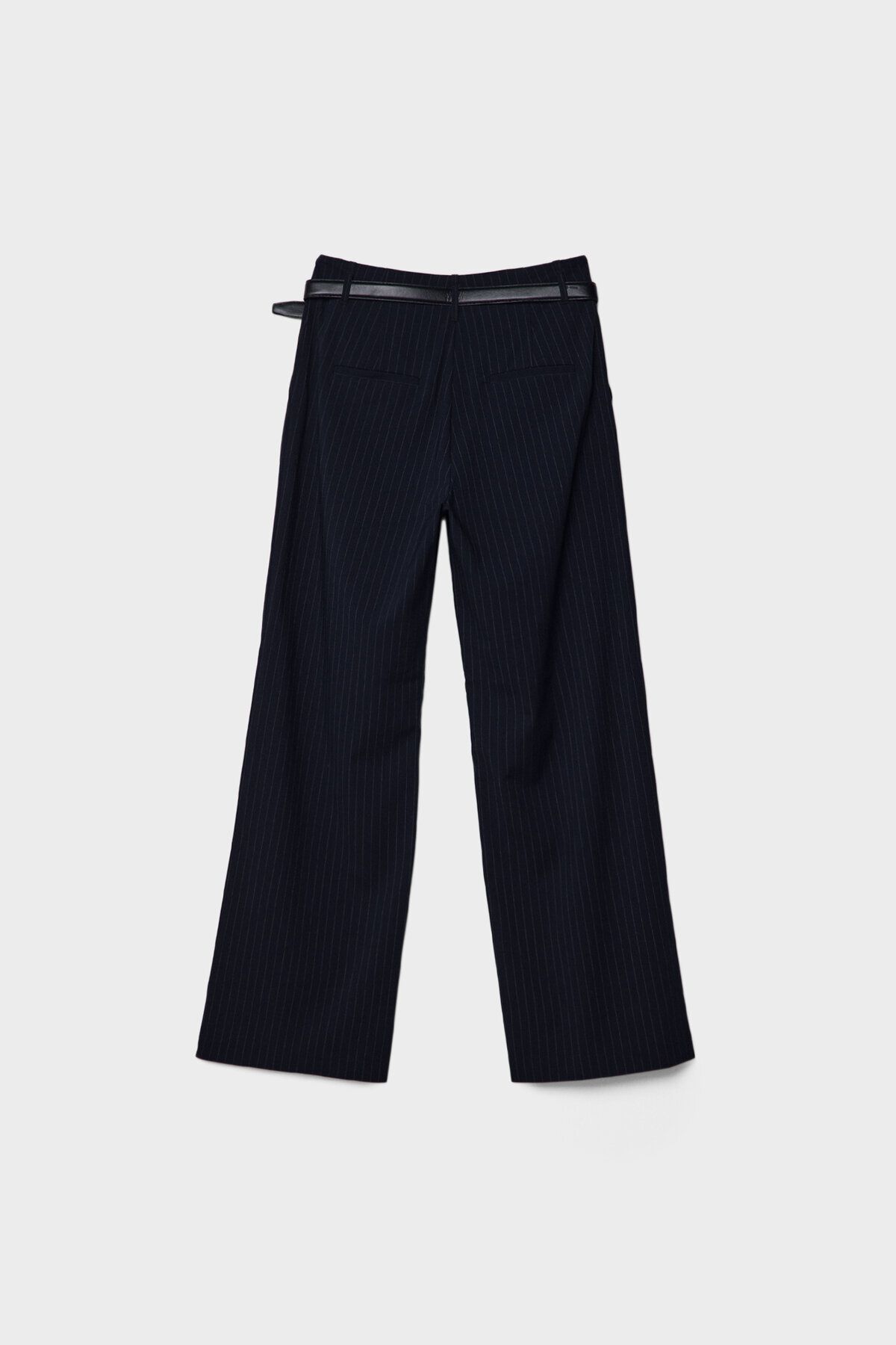 Kemerli ve dökümlü straight fit kumaş pantolon Kemerli ve dökümlü straight fit kumaş pantolon