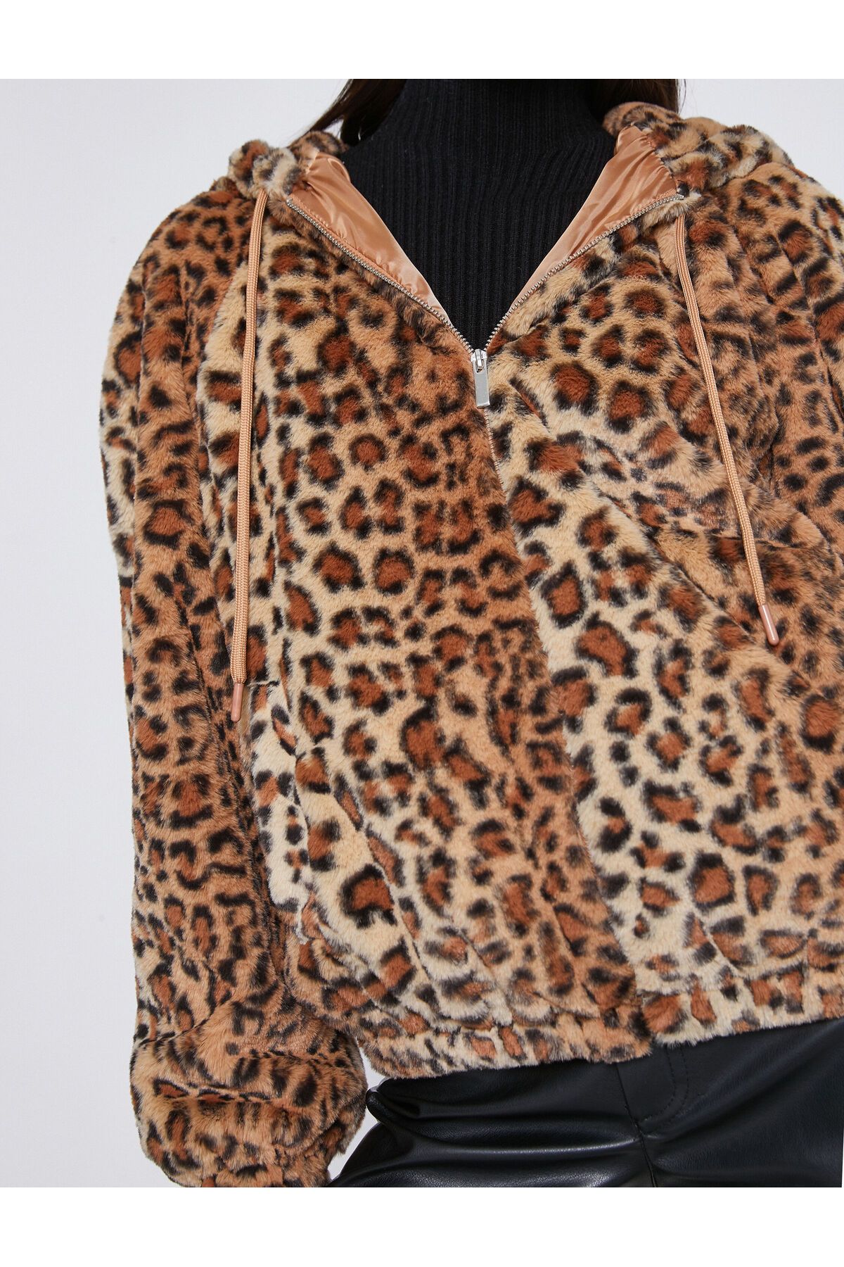 Leopar Desenli Peluş Ceket Kapüşonlu Leopar Desenli Peluş Ceket Kapüşonlu