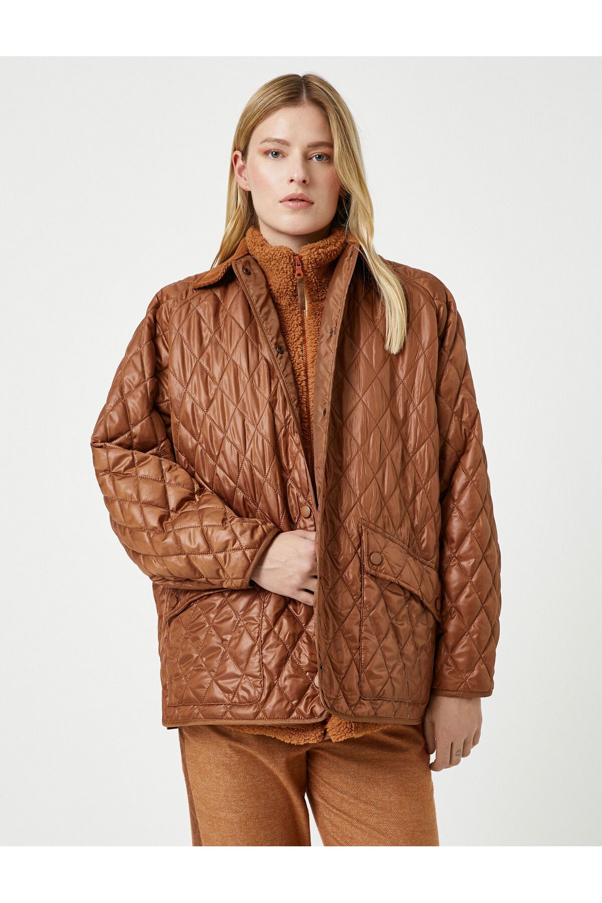 X Şahika Ercümen - Cepli Kapitone Oversize Ceket X Şahika Ercümen - Cepli Kapitone Oversize Ceket