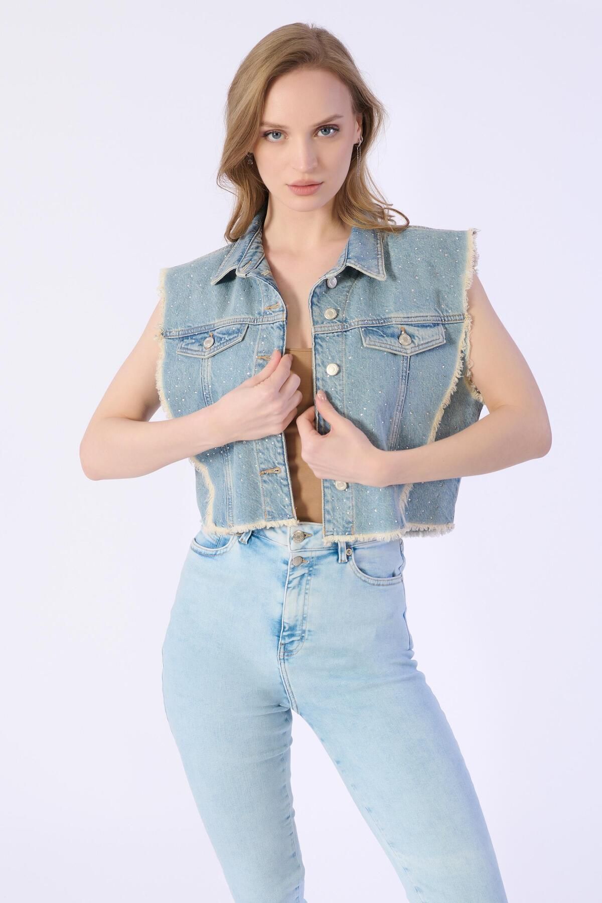 Taşlı Sıfır Kol Püsküllü Denim Ceket Taşlı Sıfır Kol Püsküllü Denim Ceket