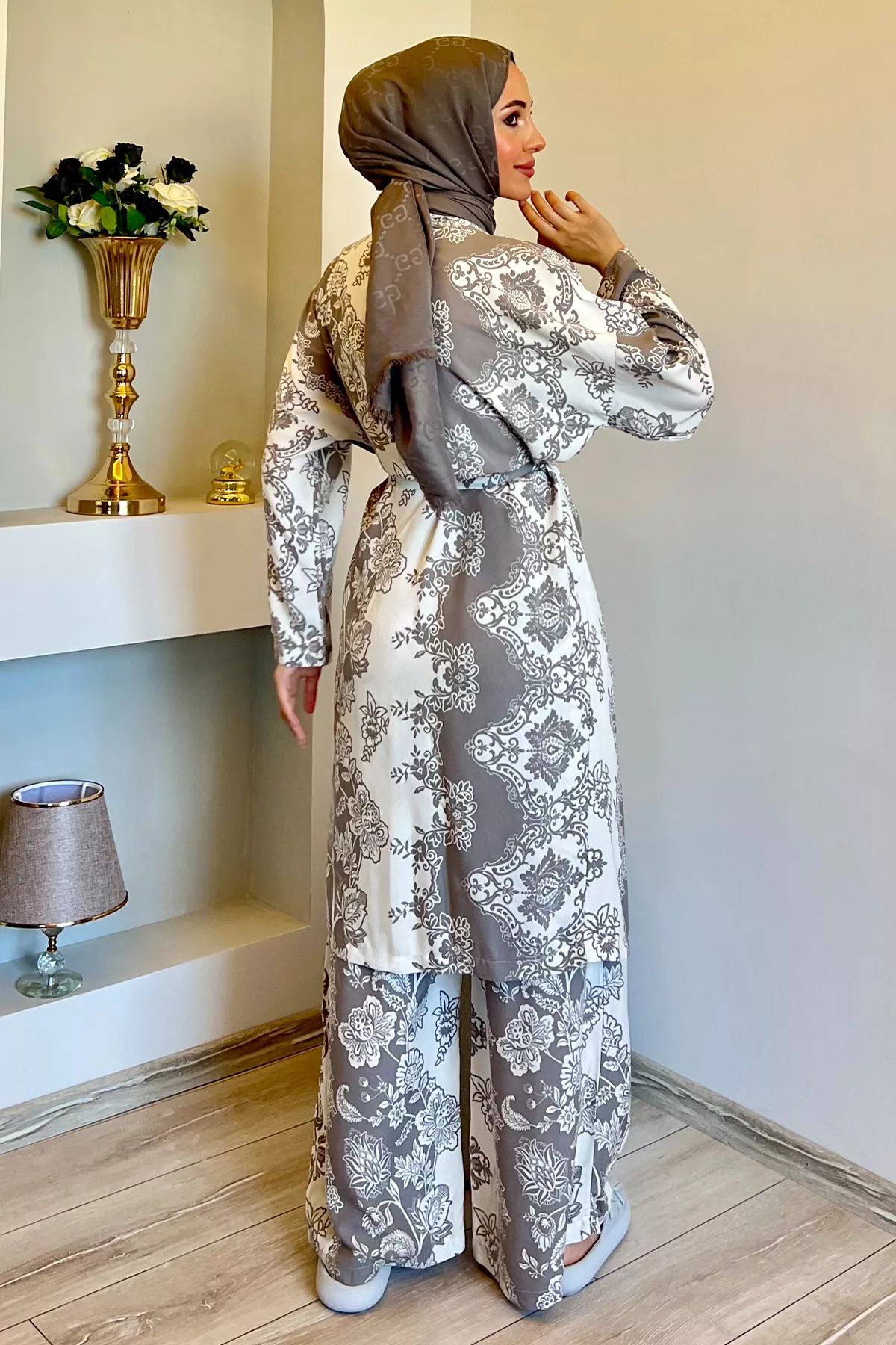 Kremvizon Desenli Tesettür Viskon Kimono İkili Takım Kremvizon Desenli Tesettür Viskon Kimono İkili Takım