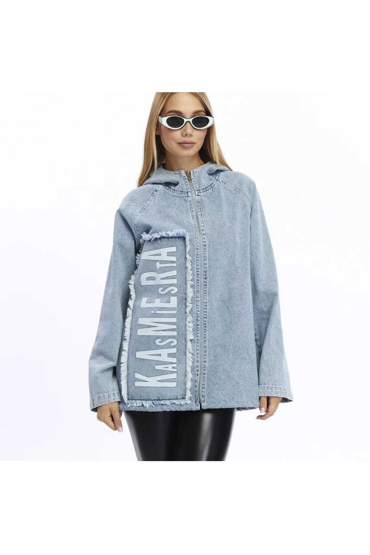Yazı Detaylı Kapüşonlu Rahat Kesim Denim Ceket Yazı Detaylı Kapüşonlu Rahat Kesim Denim Ceket