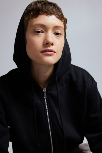 Kapüşonlu Ve Fermuarlı Kısa Üst Kapüşonlu Ve Fermuarlı Kısa Üst