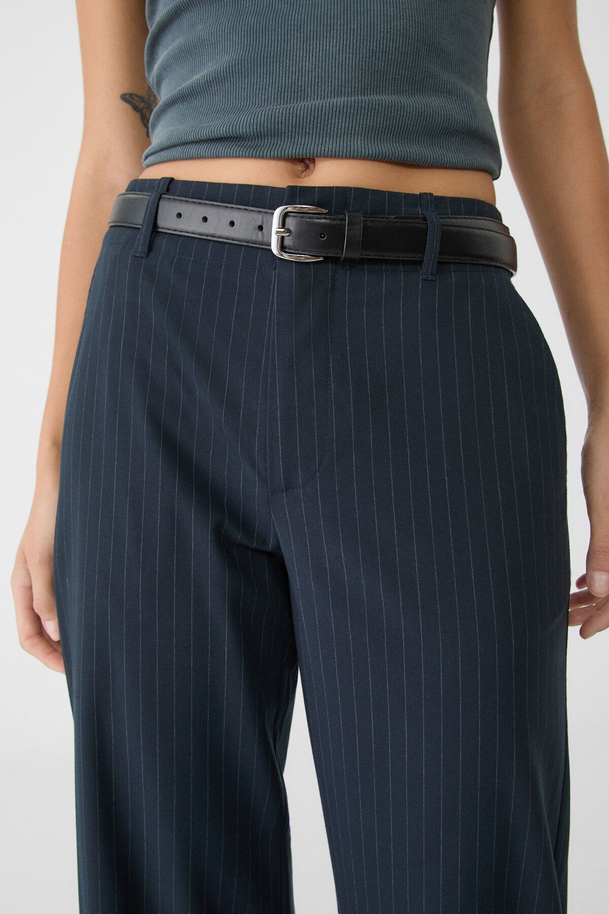 Kemerli ve dökümlü straight fit kumaş pantolon Kemerli ve dökümlü straight fit kumaş pantolon