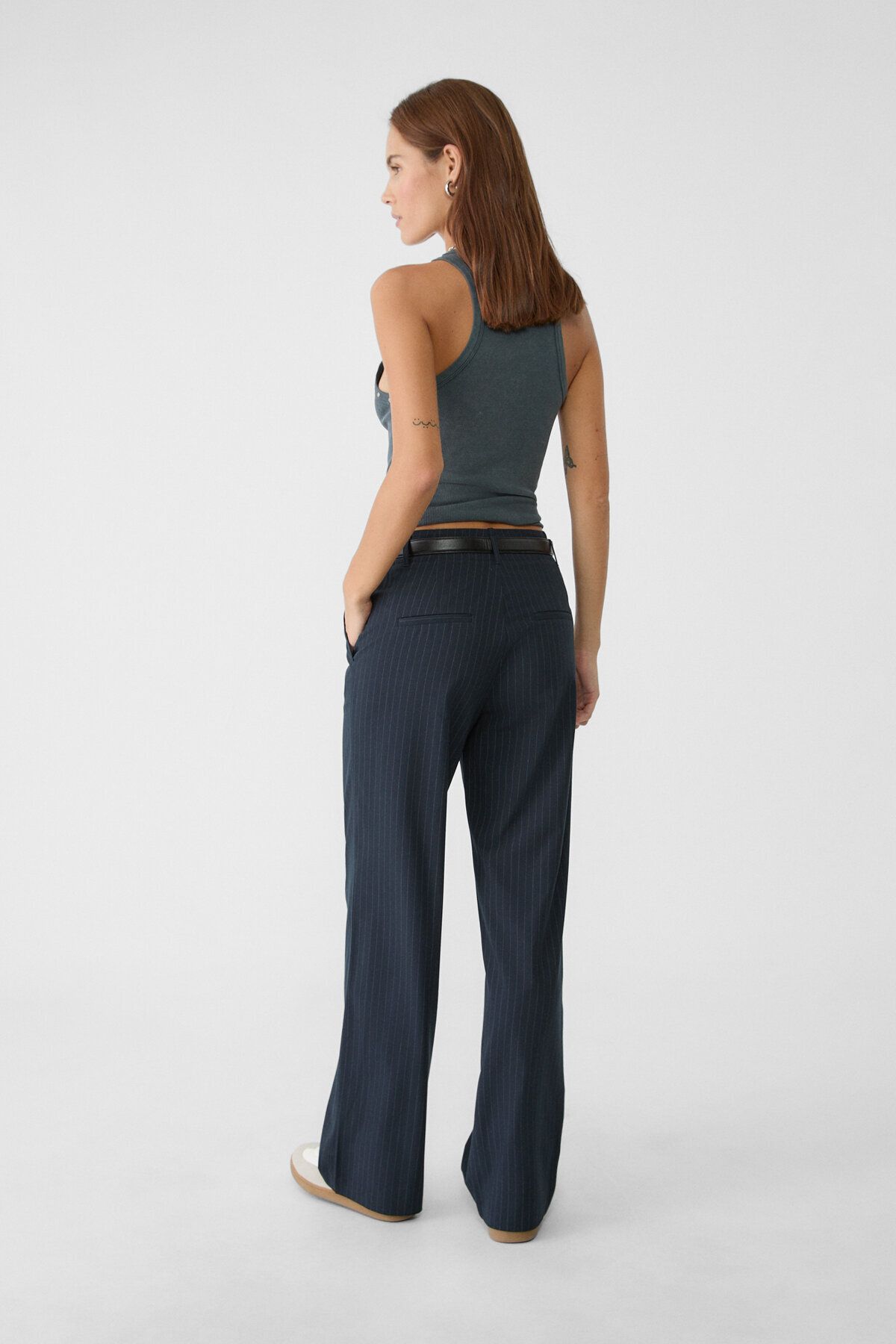 Kemerli ve dökümlü straight fit kumaş pantolon Kemerli ve dökümlü straight fit kumaş pantolon