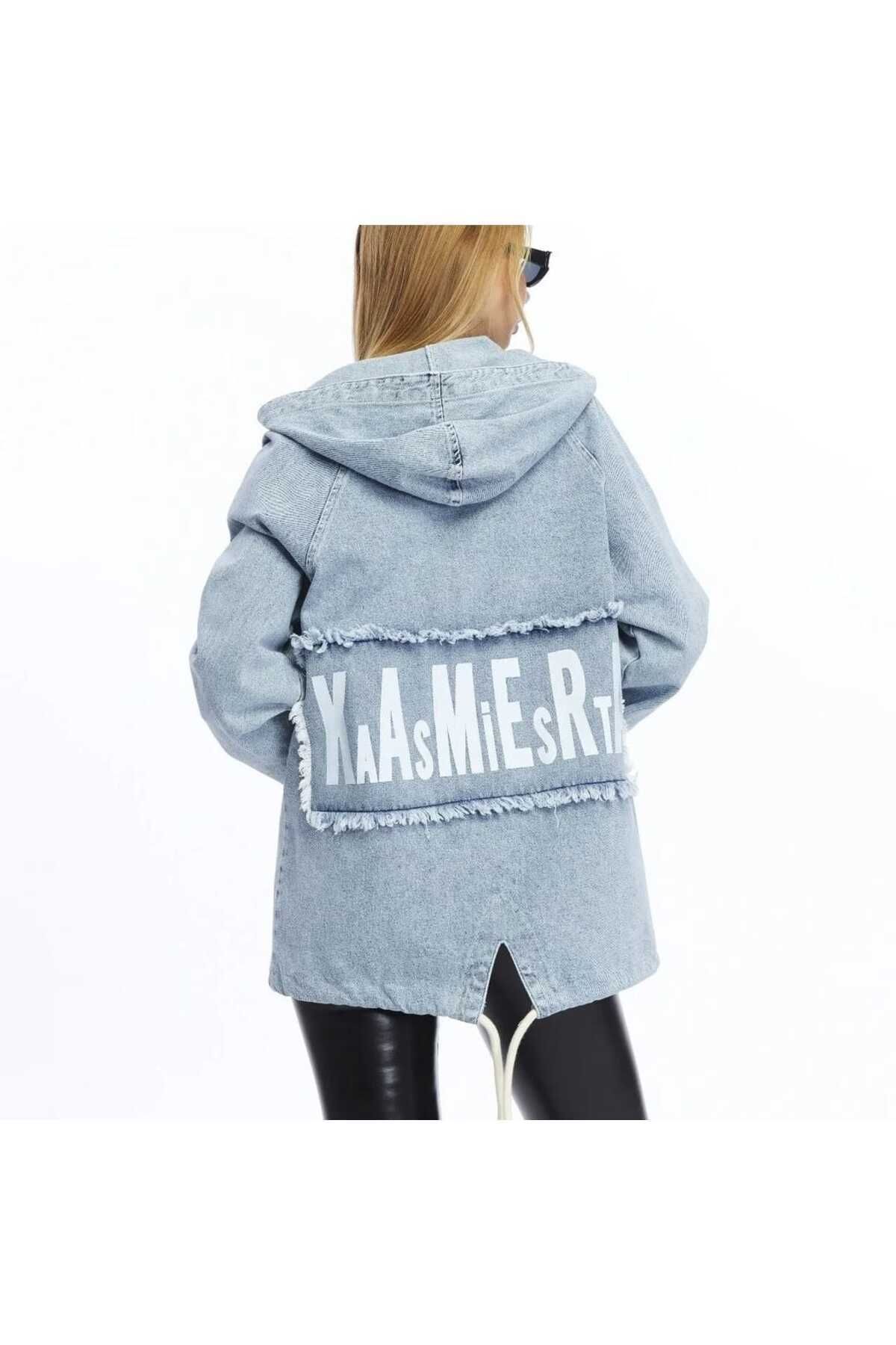 Yazı Detaylı Kapüşonlu Rahat Kesim Denim Ceket Yazı Detaylı Kapüşonlu Rahat Kesim Denim Ceket